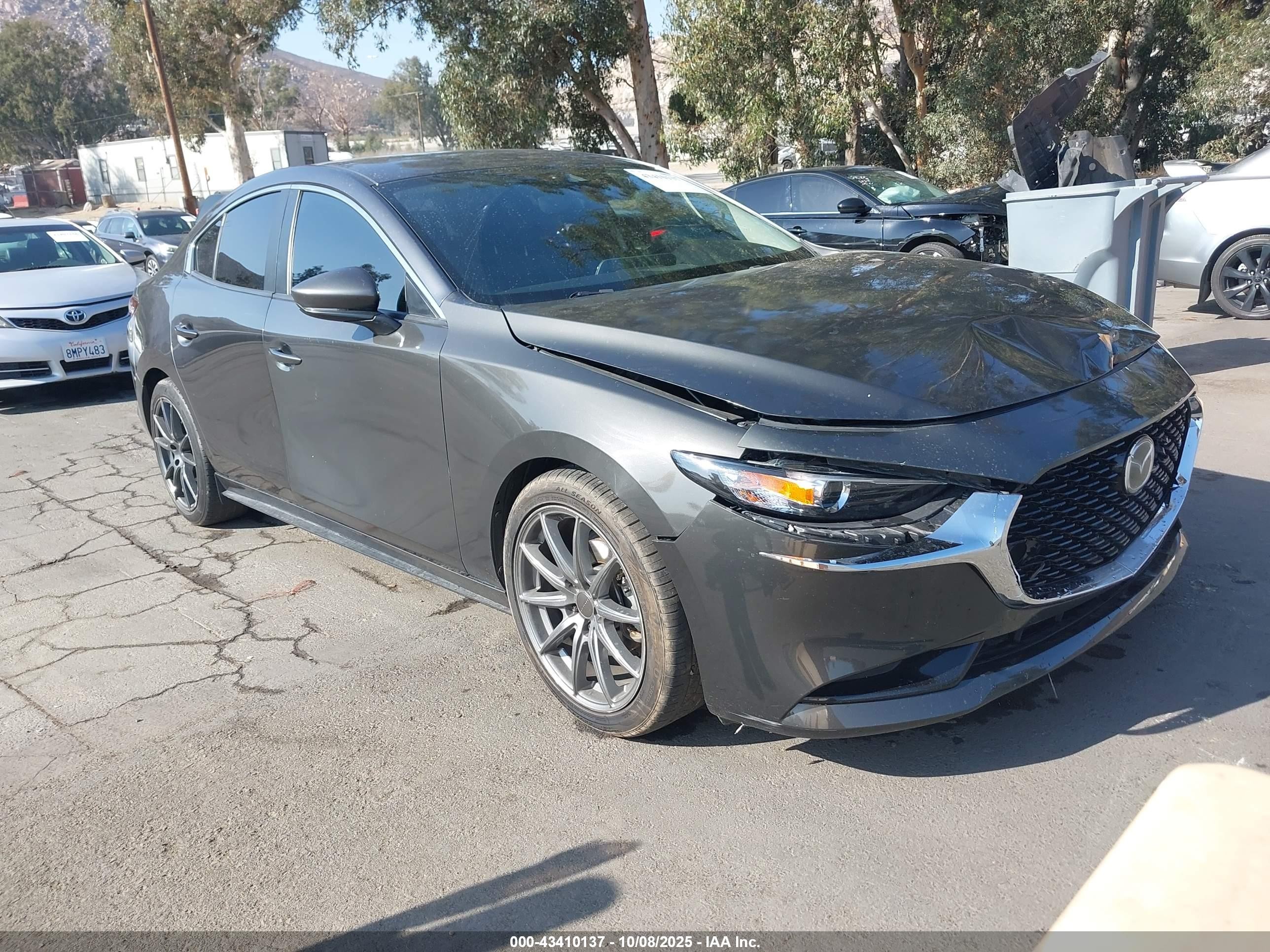 2020 Mazda 3 Preferred, VIN JM1BPADL8L1165551 — Перед