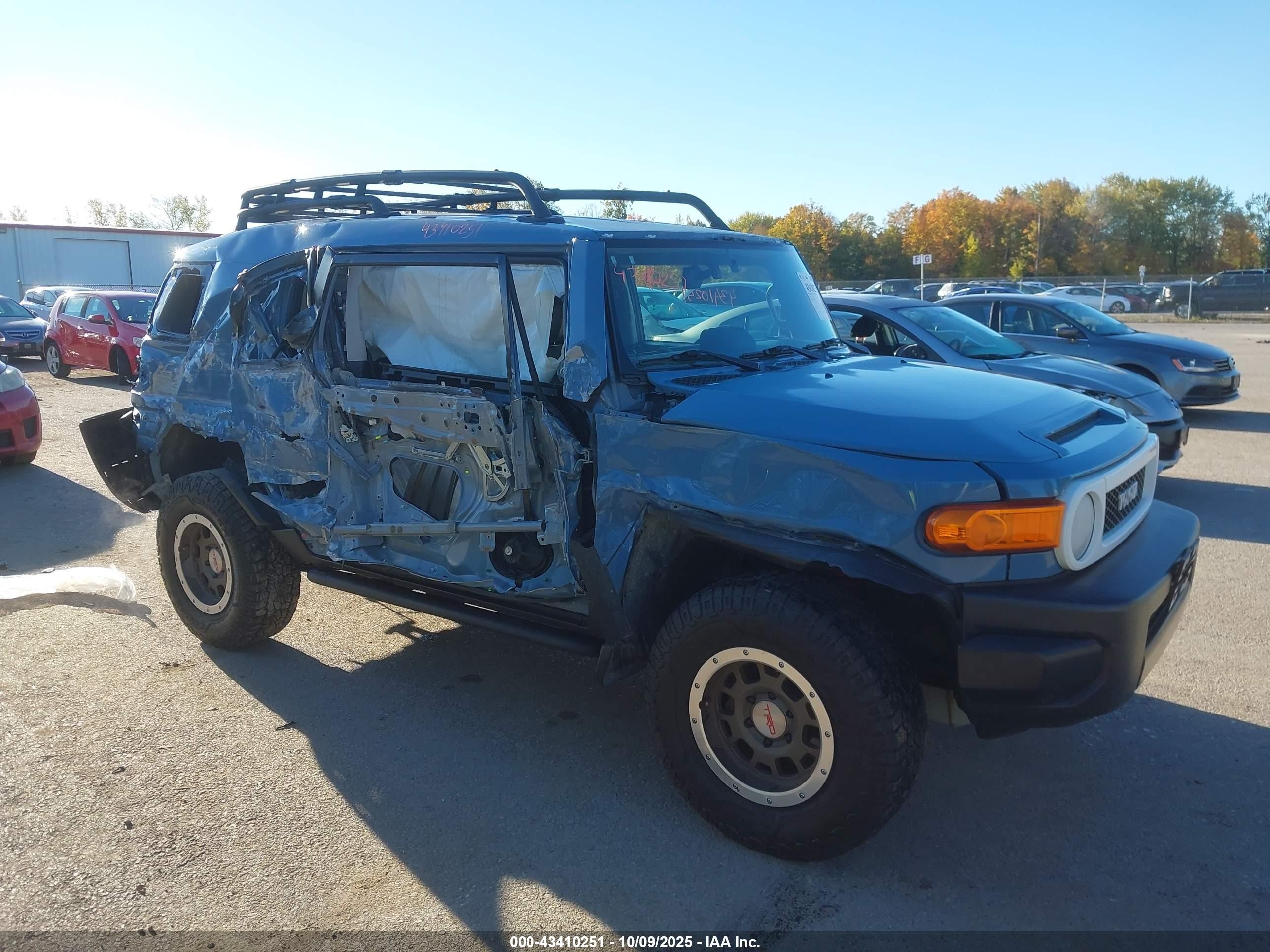 2014 Toyota FJ Cruiser, VIN JTEBU4BF6EK200393 — Side