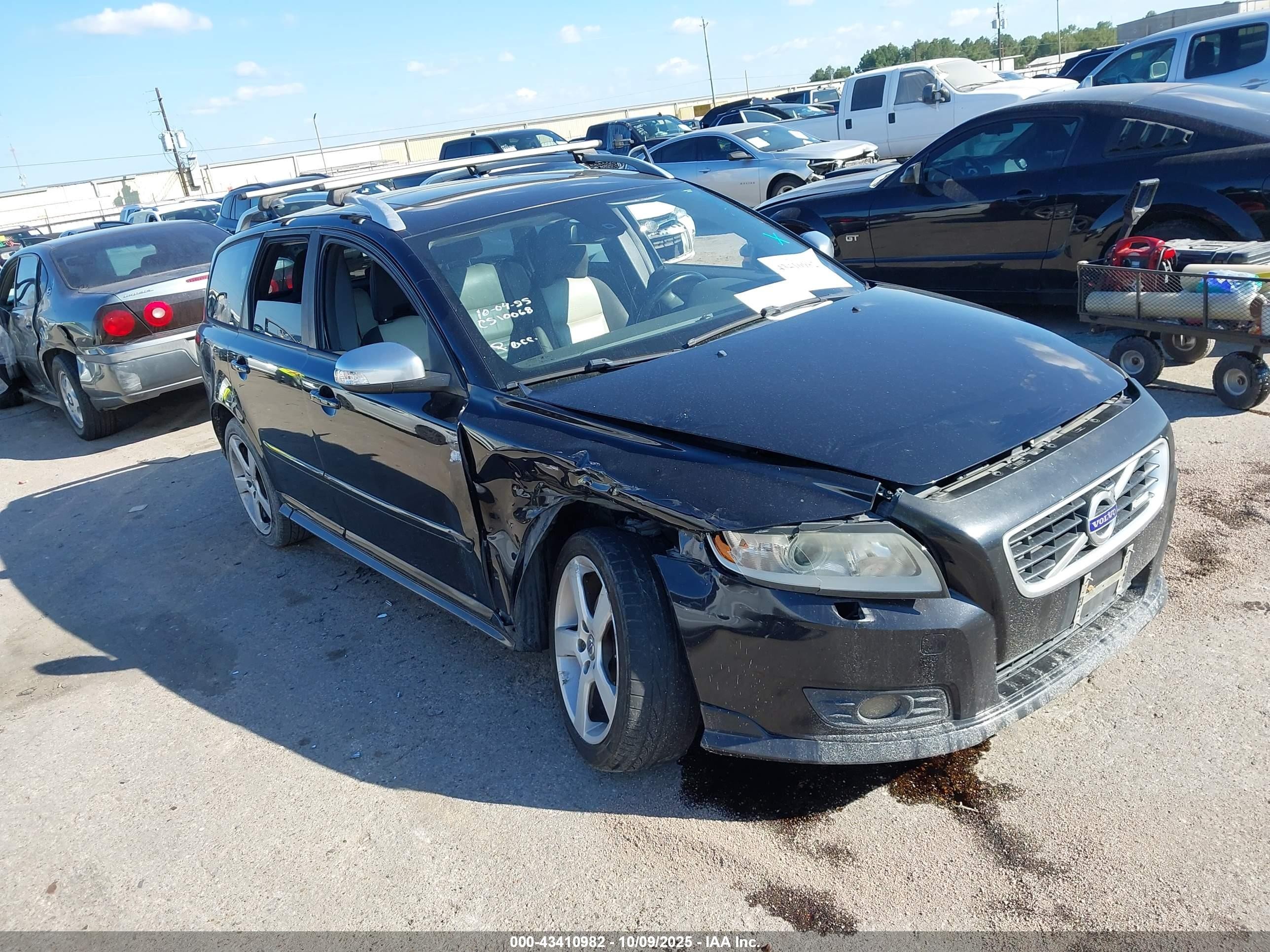 2011 Volvo V50, VIN YV1672MW6B2627397 — Front end