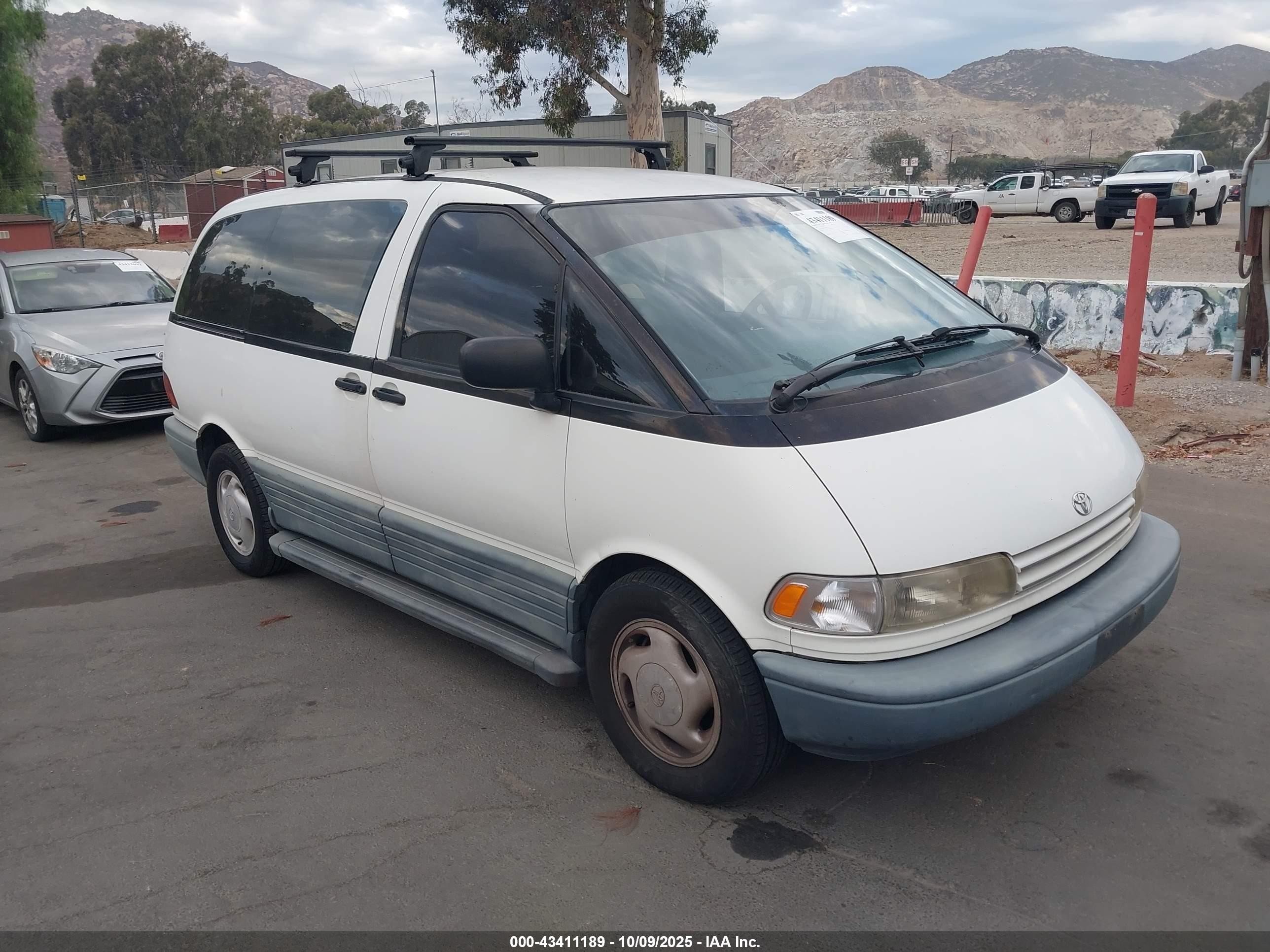 1992 Toyota Previa LE, VIN JT3AC12R4N1009495 — Side