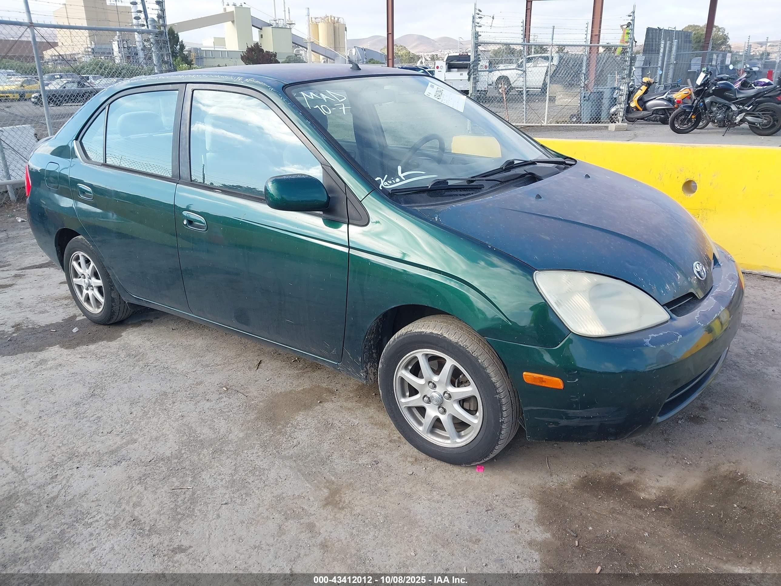 2001 Toyota Prius, VIN JT2BK12U610010440 — Перед