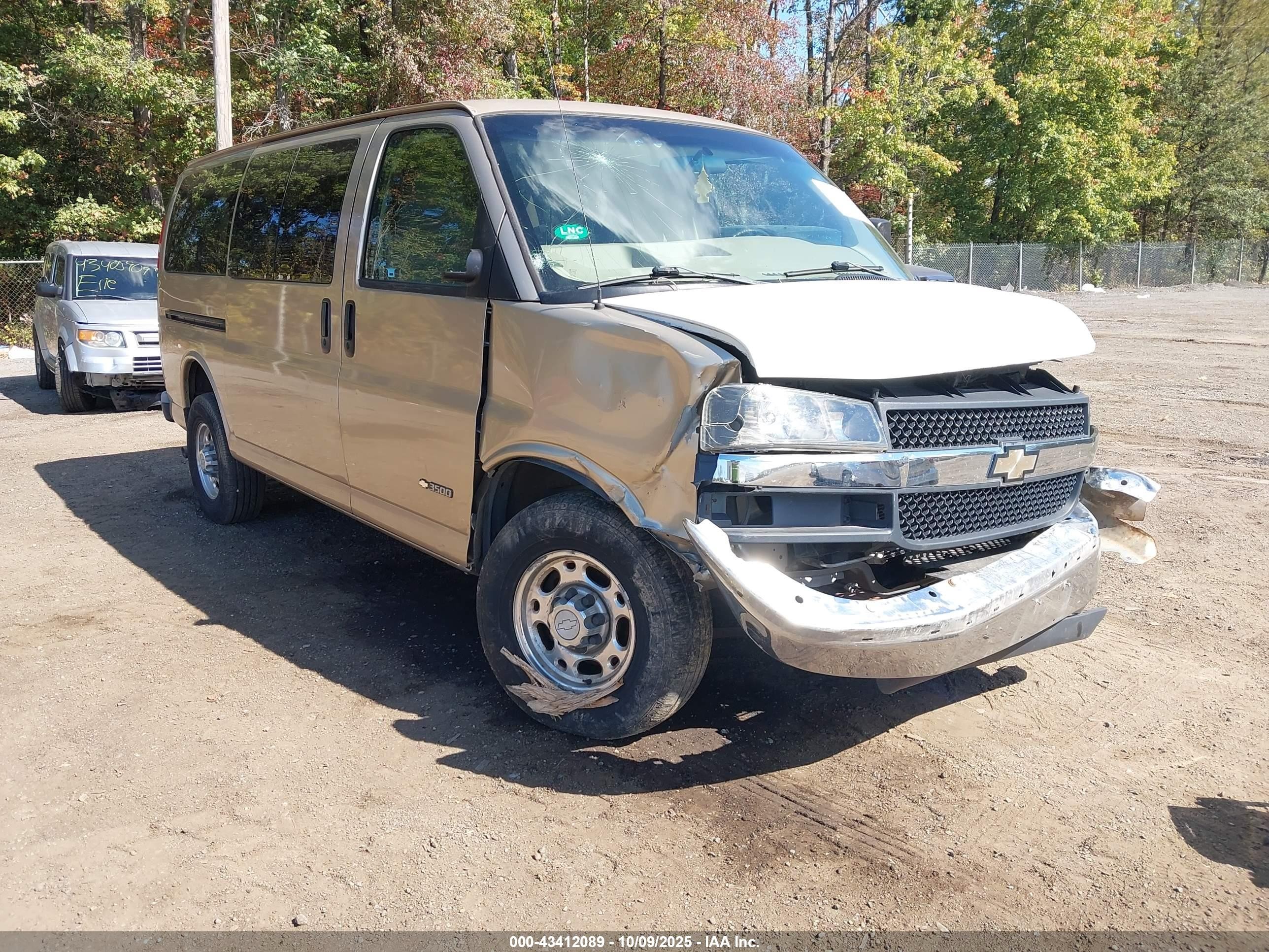 2006 Chevrolet Express Passenger, VIN 1GAHG35UX61232094 — Front end