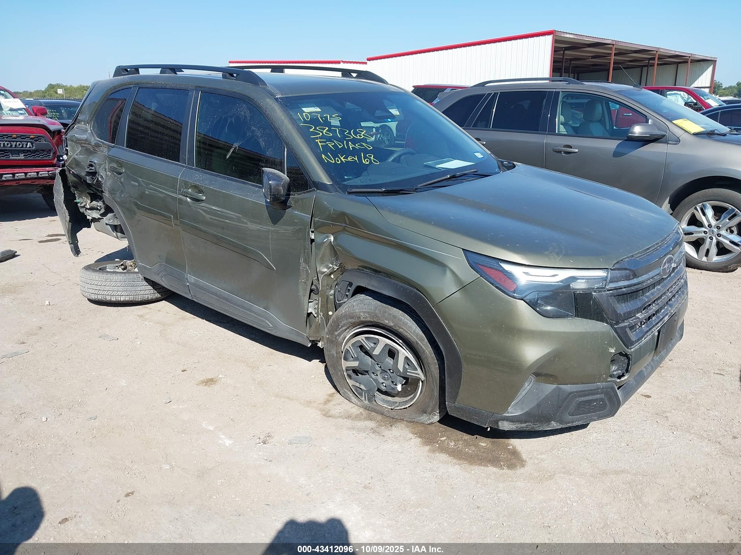 2025 Subaru Forester Premium, VIN JF2SLDDC3SH461887 — Бок