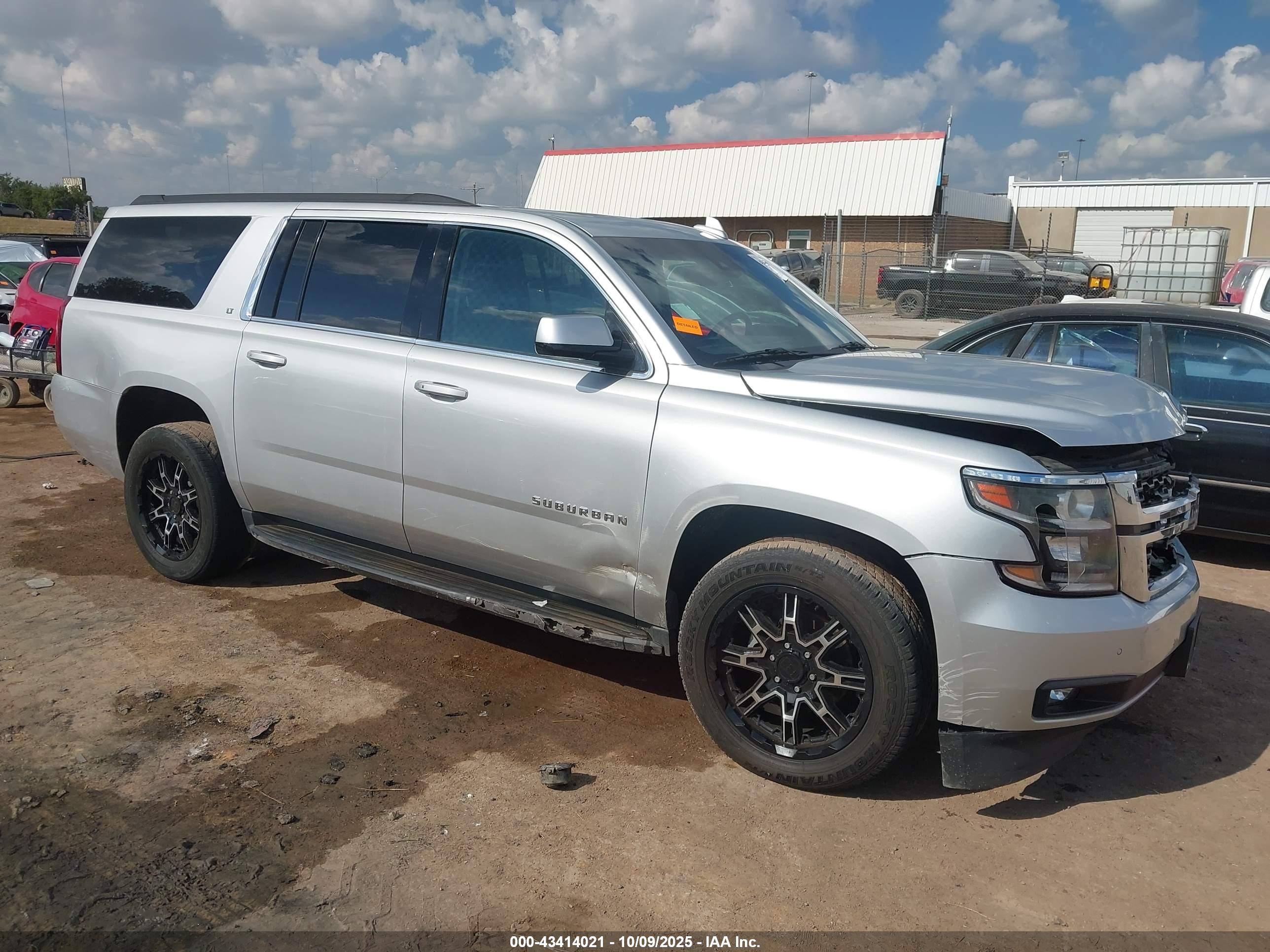 2019 Chevrolet Suburban LT, VIN 1GNSKHKC9KR353626 — Front end