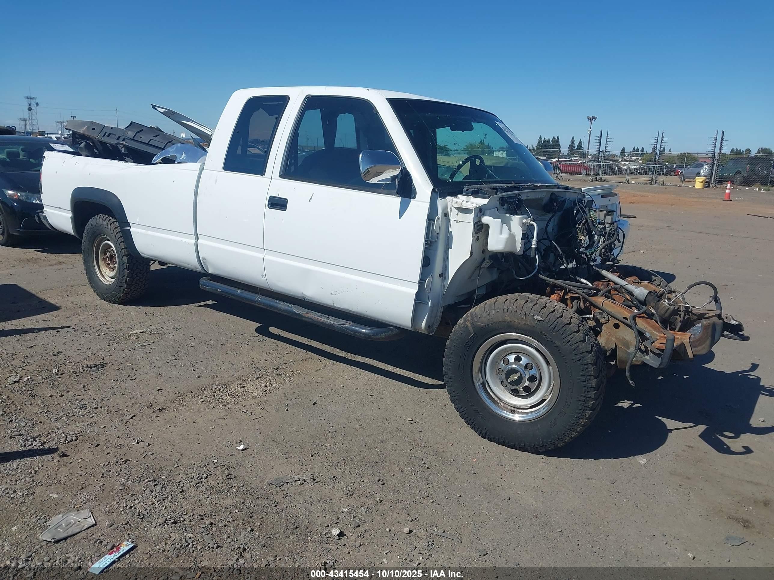 1993 Chevrolet K2500, VIN 2GCGK29K4P1115255 — Front end