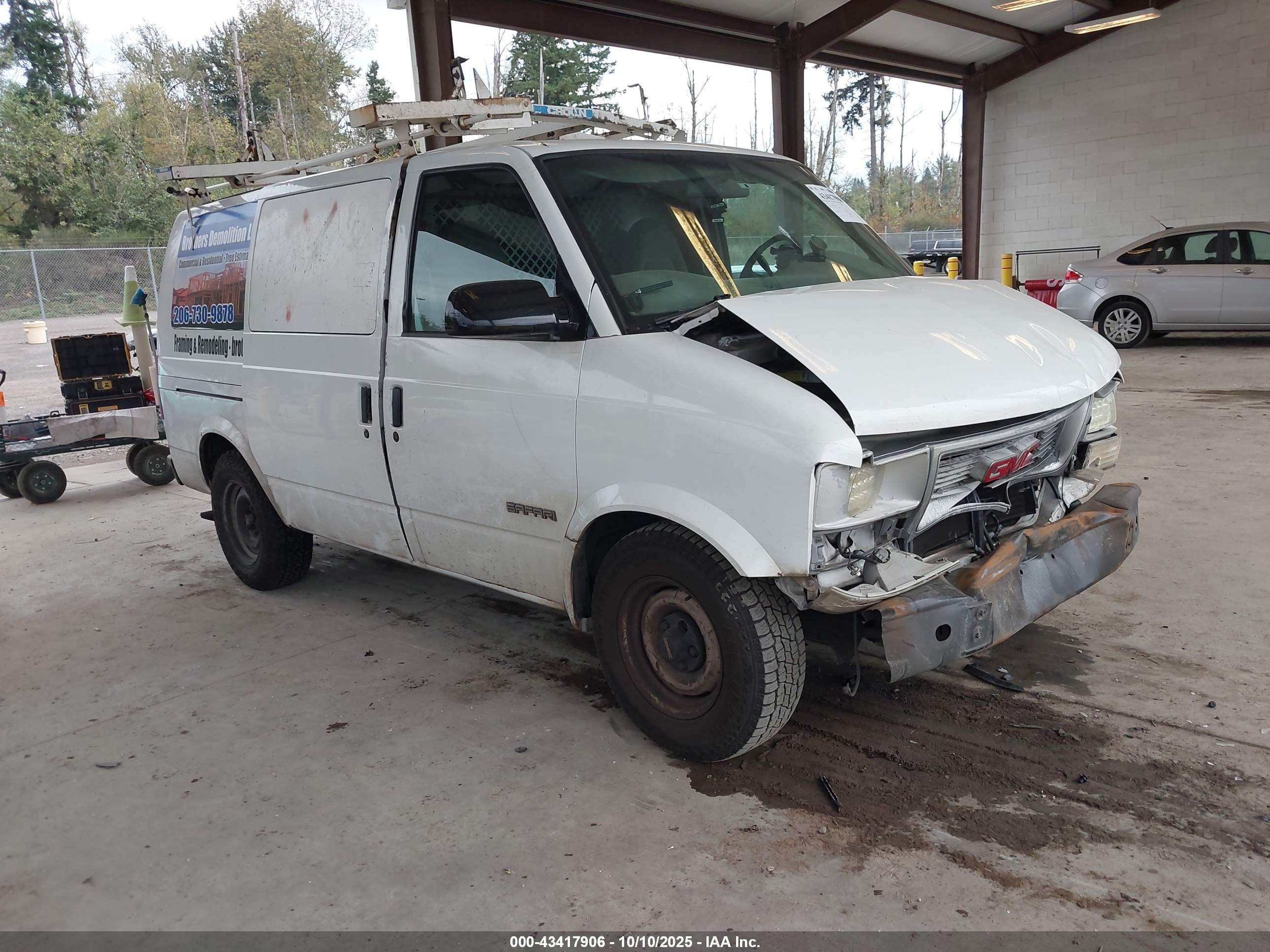 2000 GMC Safari Cargo, VIN 1GTDM19W8YB509773 — Front end