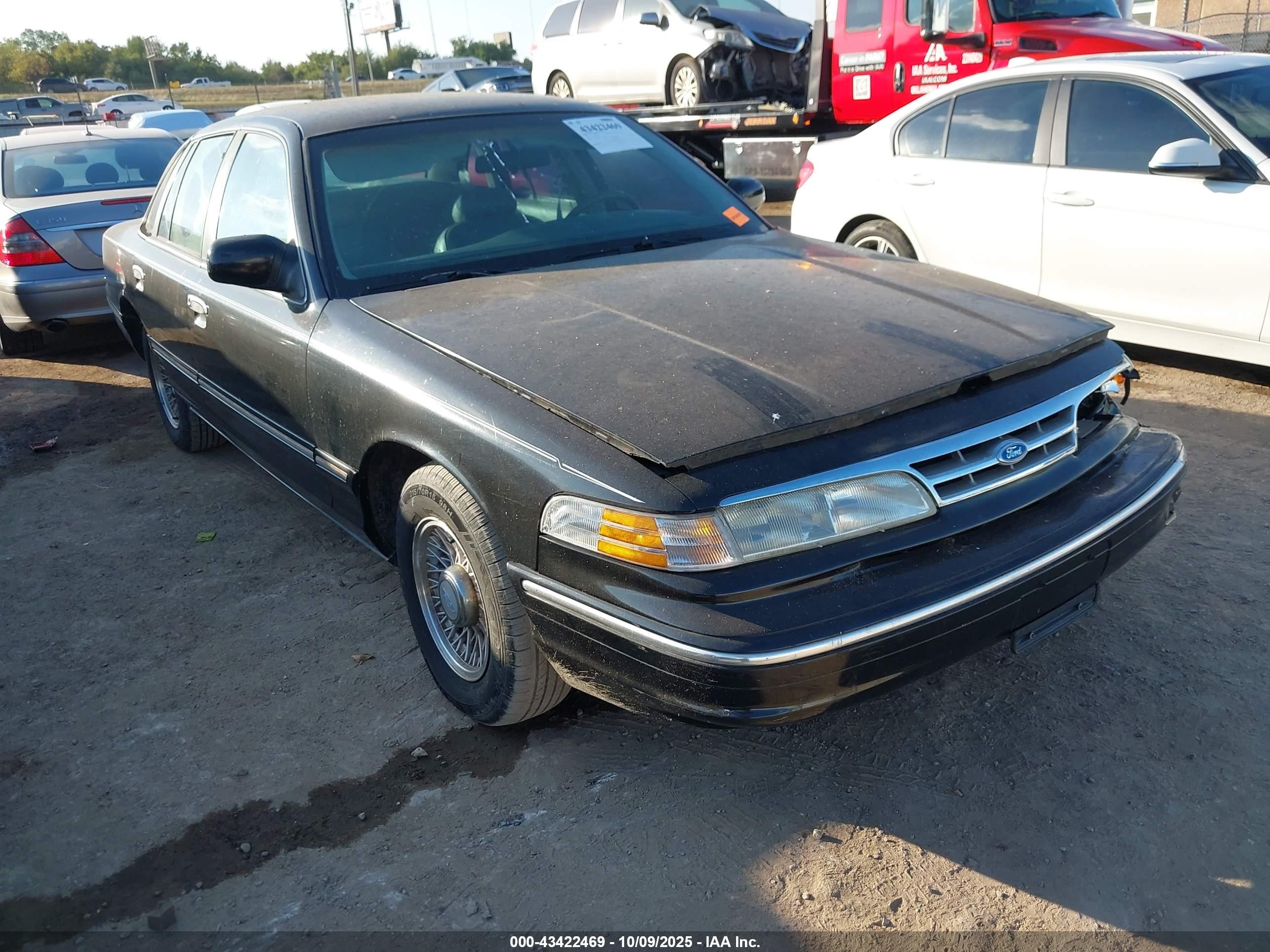 1996 Ford Crown Victoria LX, VIN 2FALP74W2TX144953 — Front end