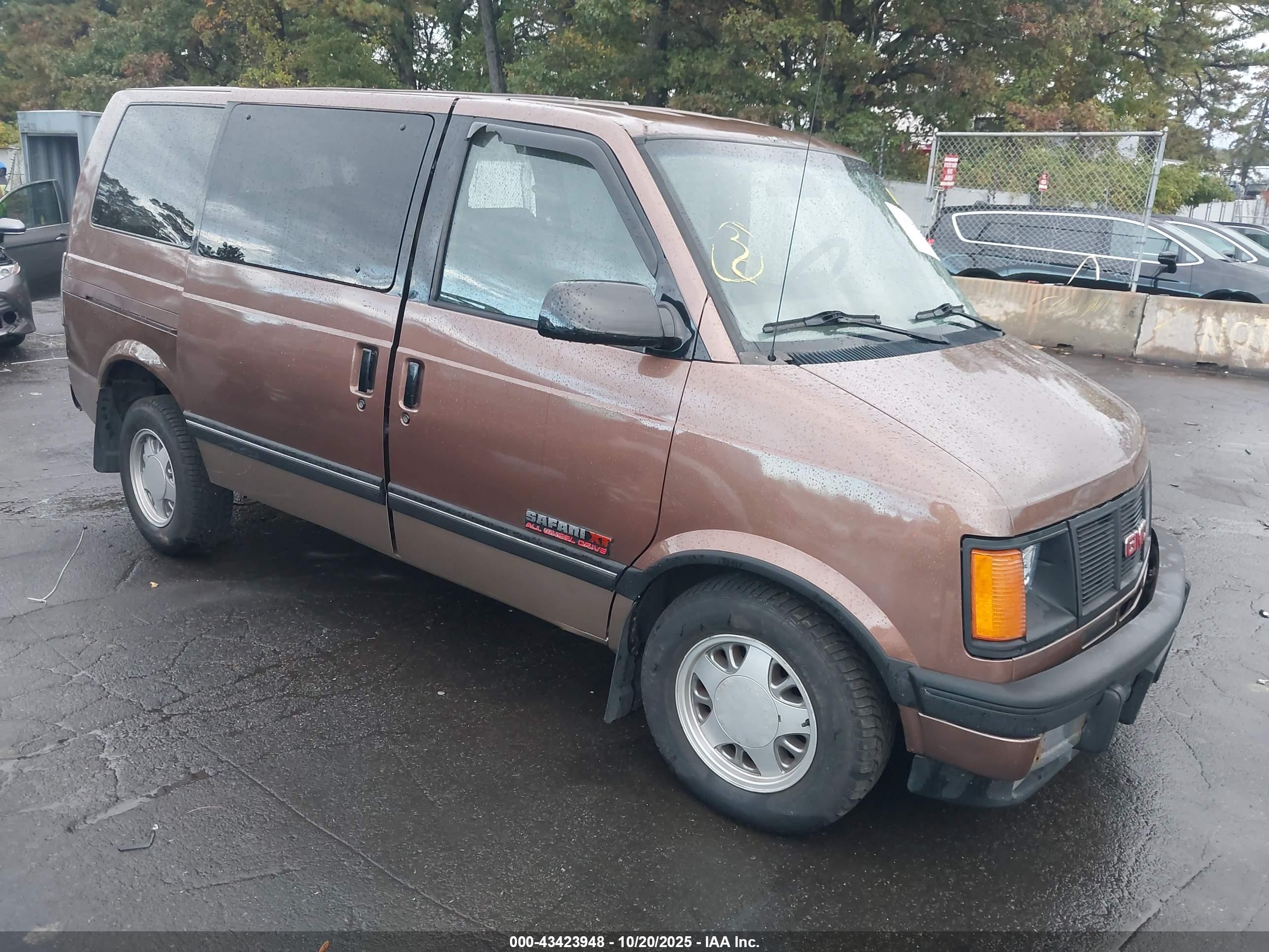 1994 GMC Safari, VIN 1GKEL19W8RB531690 — Side