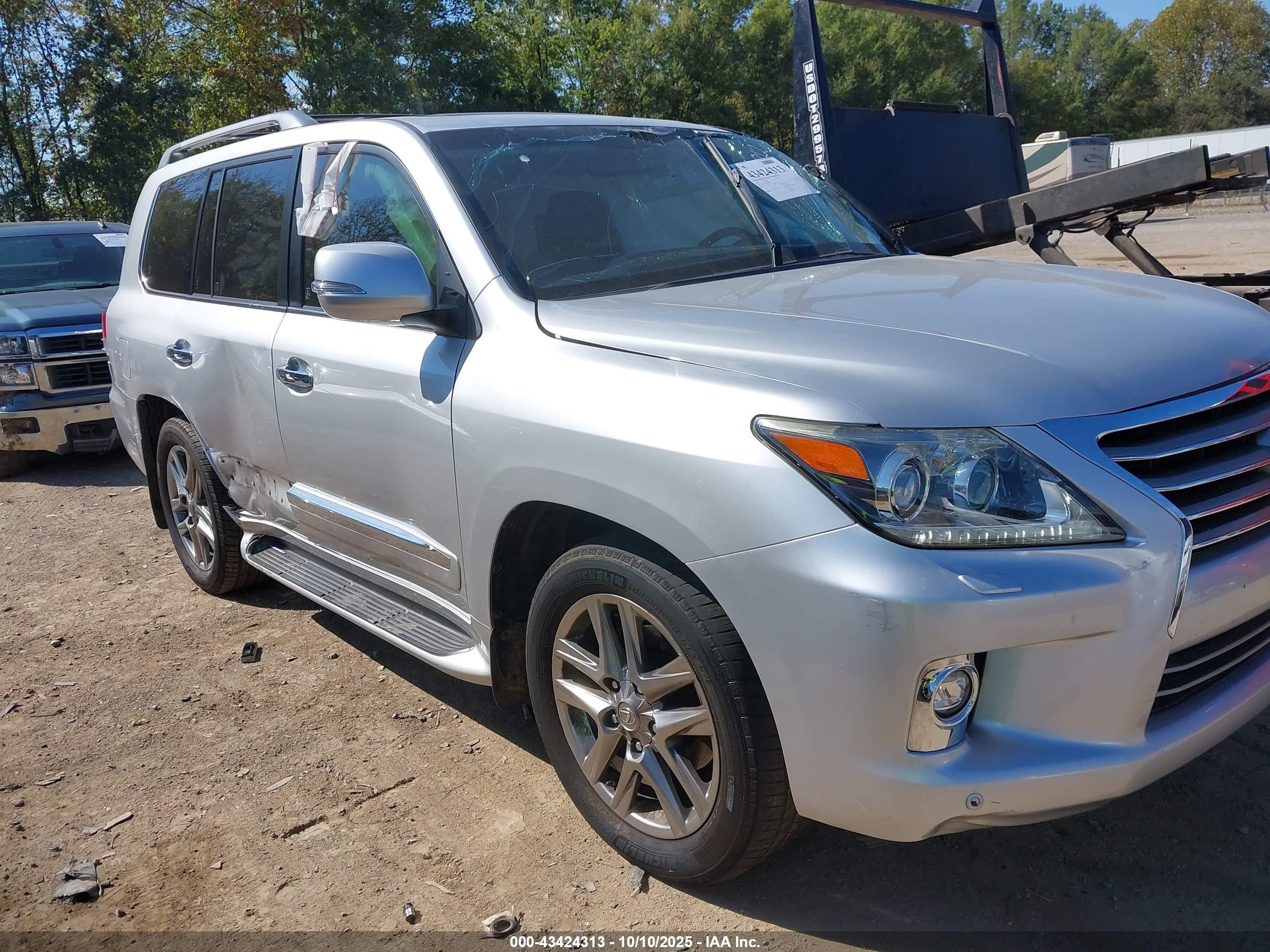2015 Lexus LX 570, VIN JTJHY7AX6F4168868 — Side