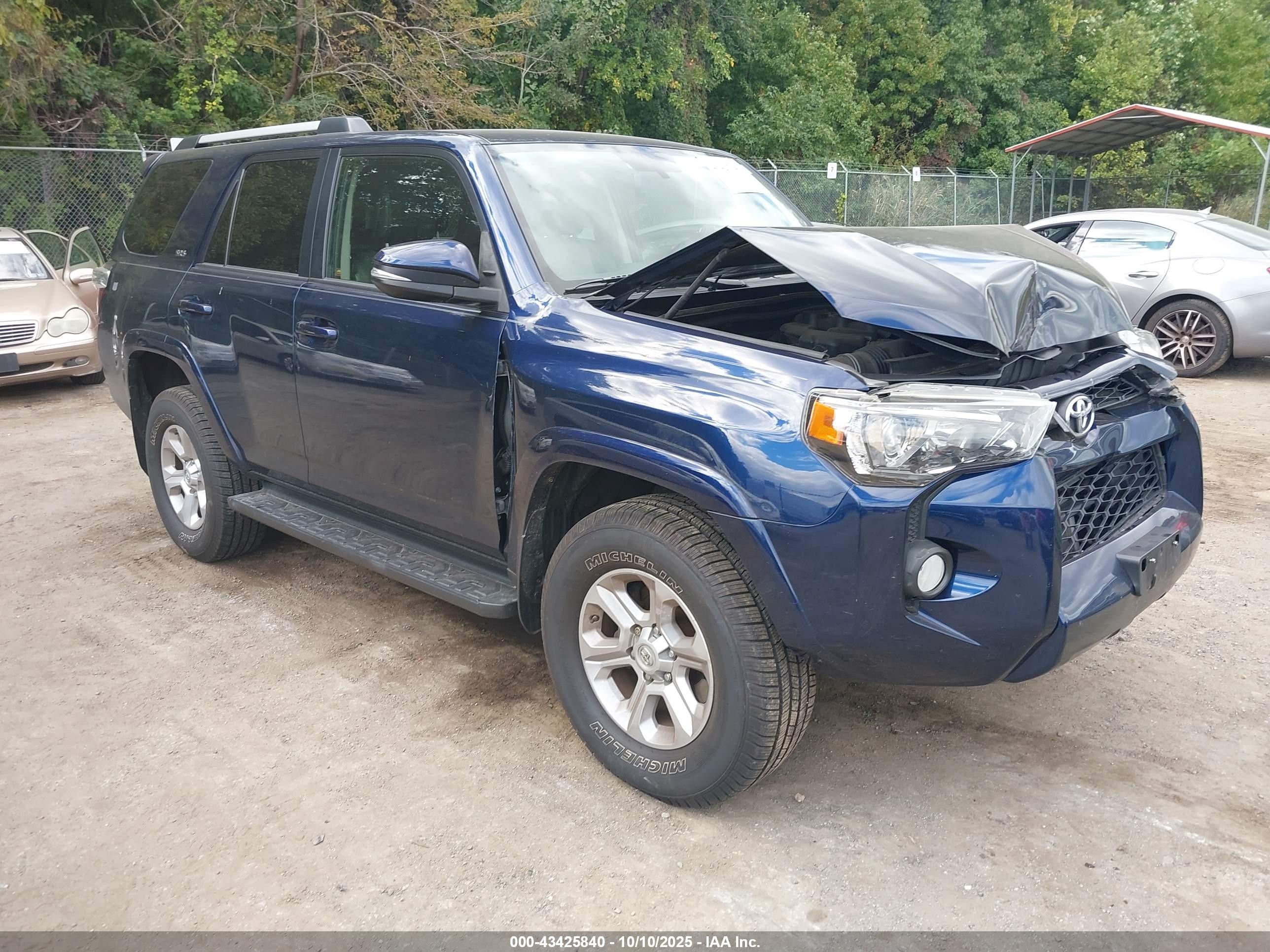 2019 Toyota 4Runner TRD Off Road Premium, VIN JTEBU5JR3K5693672 — Front end