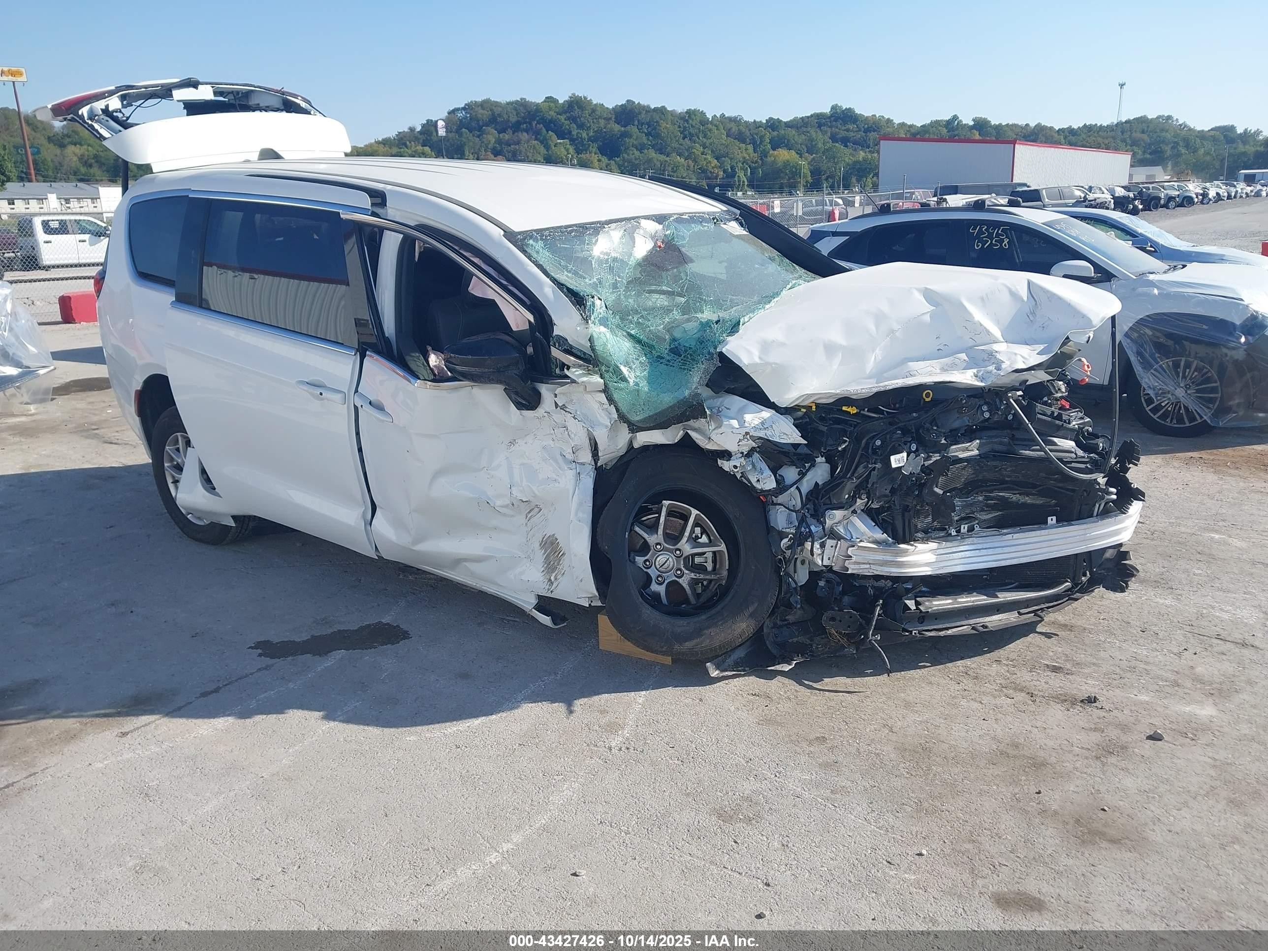 2025 Chrysler Voyager LX, VIN 2C4RC1CG6SR525263 — По всему кузову