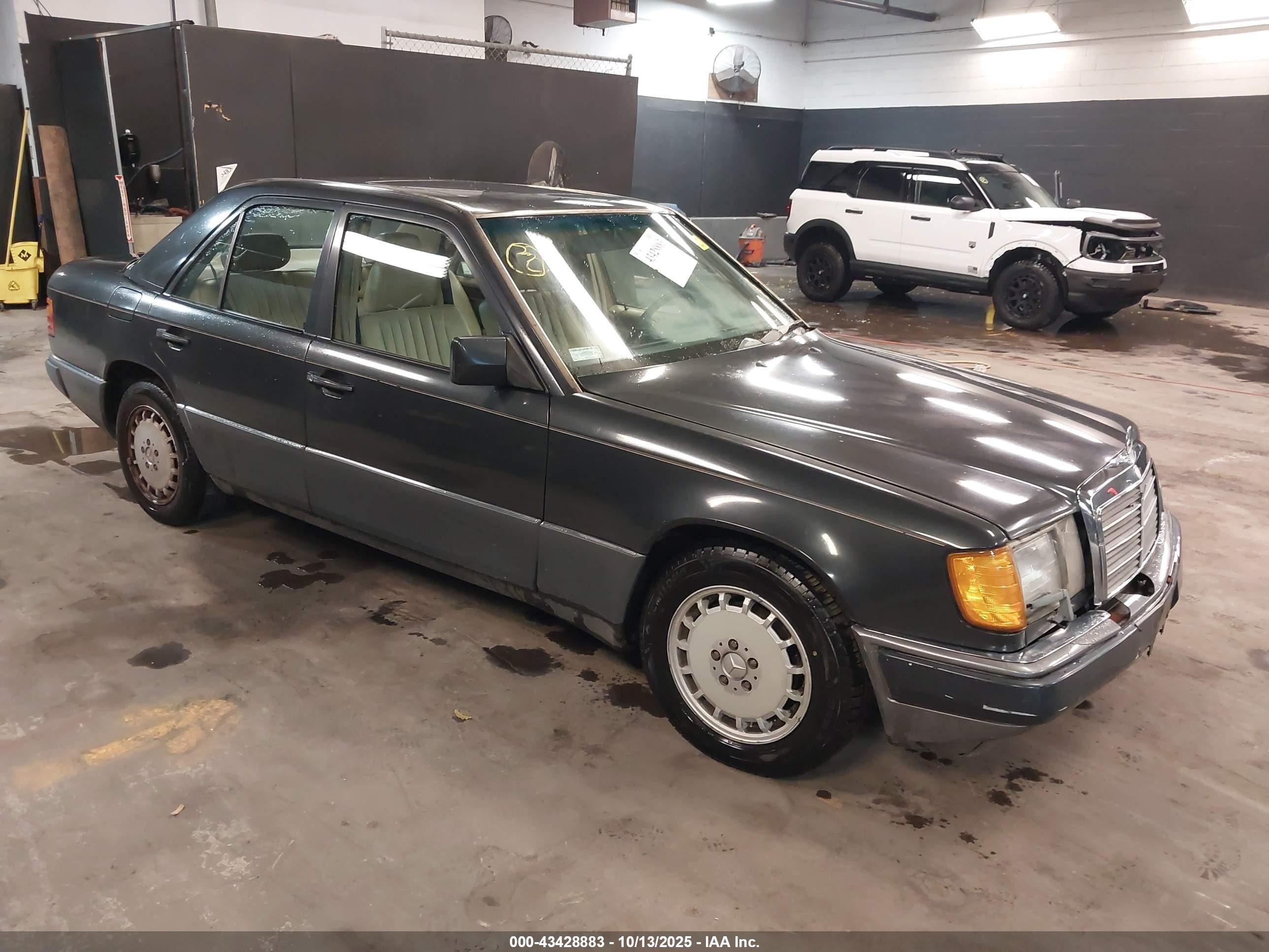 1990 Mercedes-Benz 260, VIN WDBEA26DXLB217152 — Front end