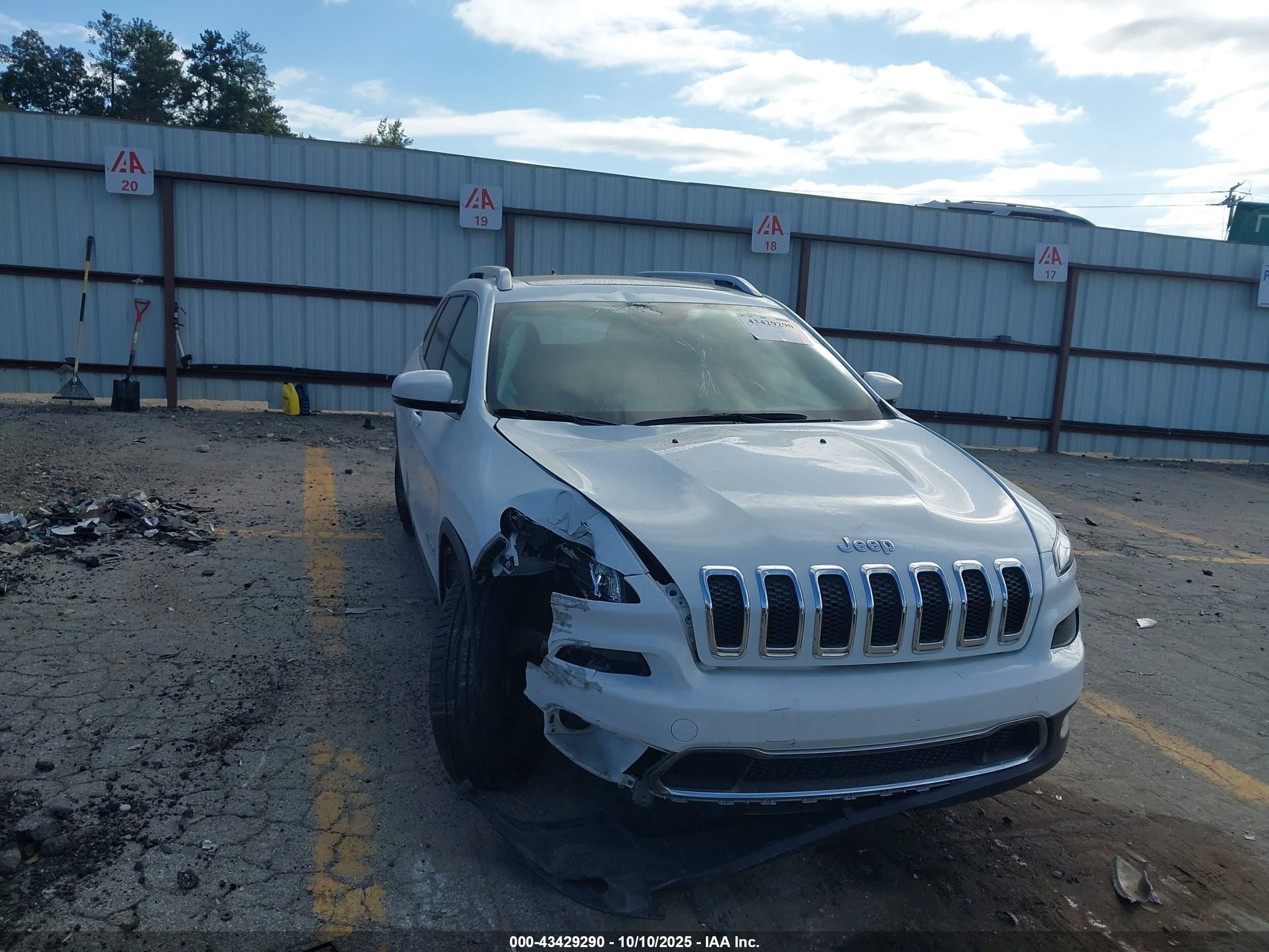 2014 Jeep Cherokee Limited, VIN 1C4PJLDB0EW132995 — Зад