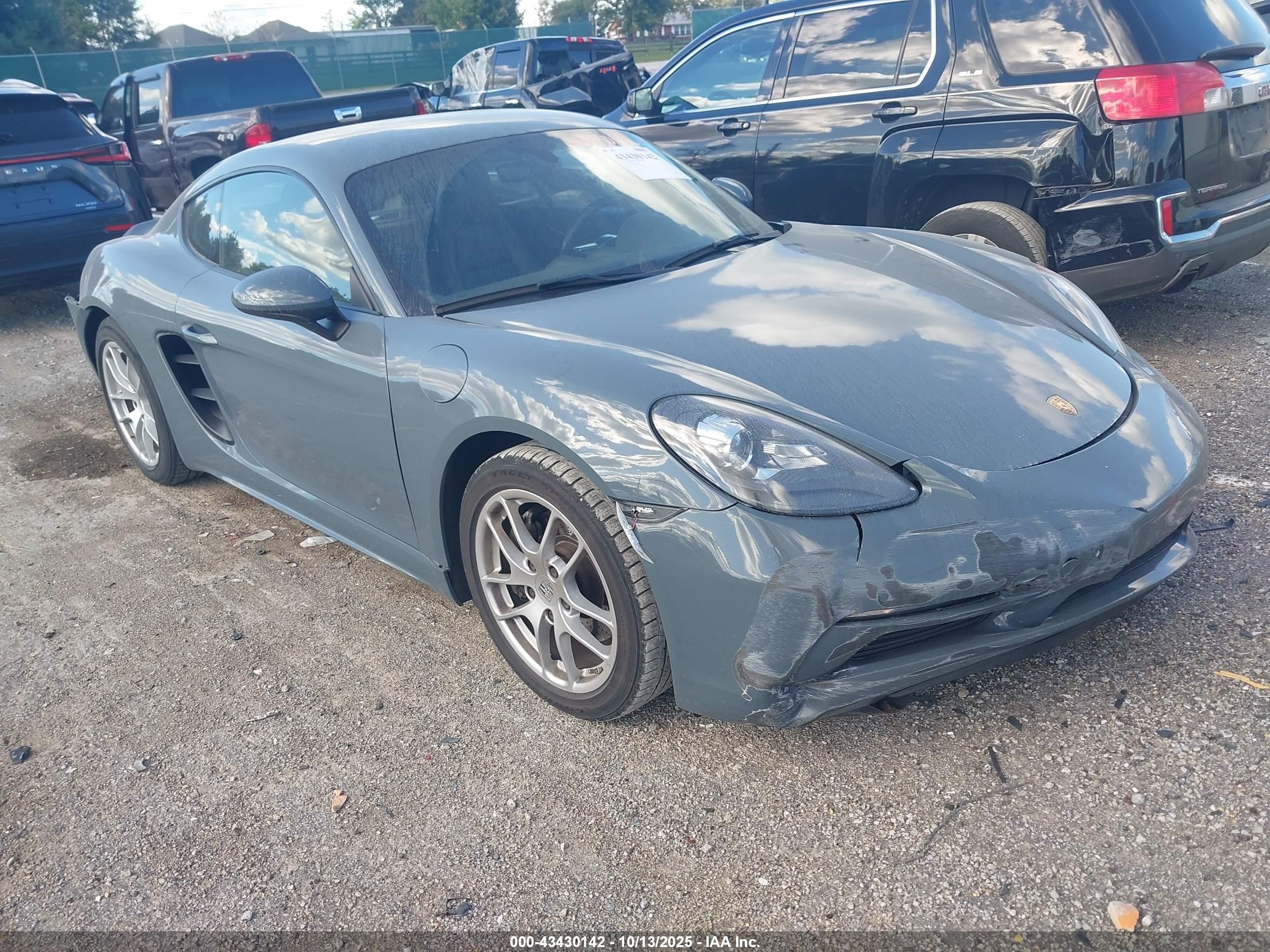 2017 Porsche 718 Cayman, VIN WP0AA2A8XHS270855 — Front end