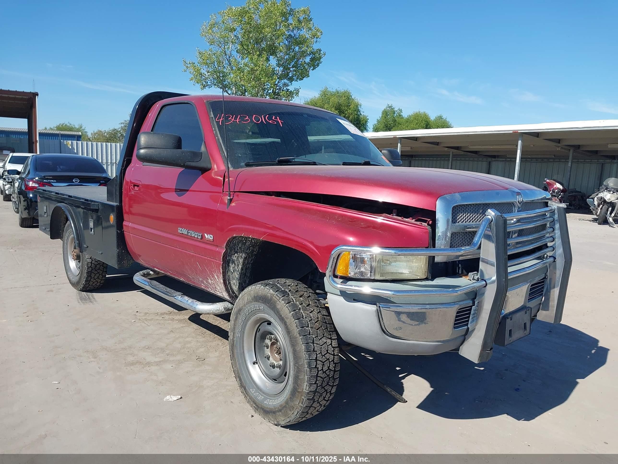 1998 Dodge RAM, VIN 3B7KF26W5WM284164 — Front end