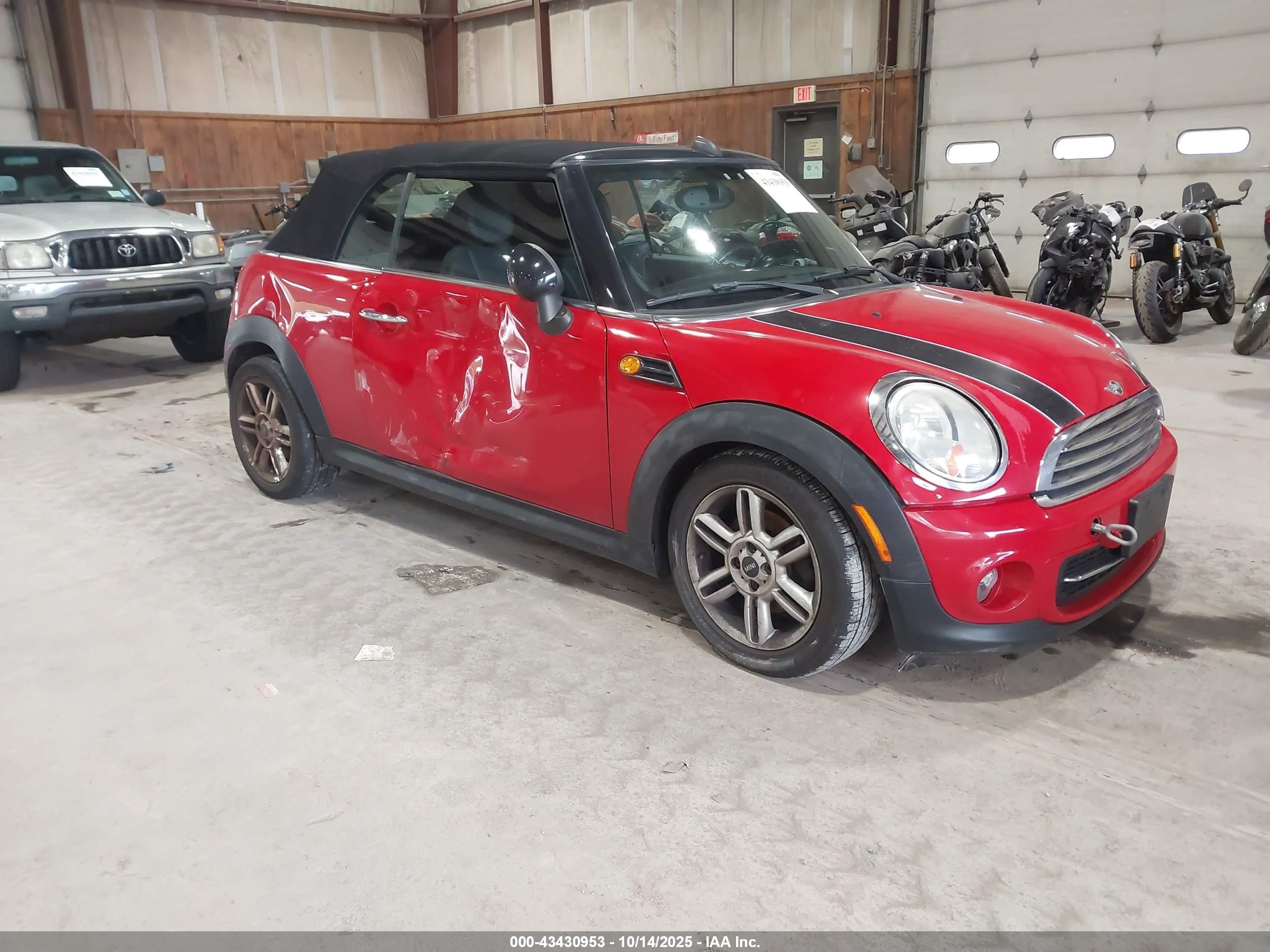 2014 MINI Convertible, VIN WMWZN3C52ET569646 — Бок