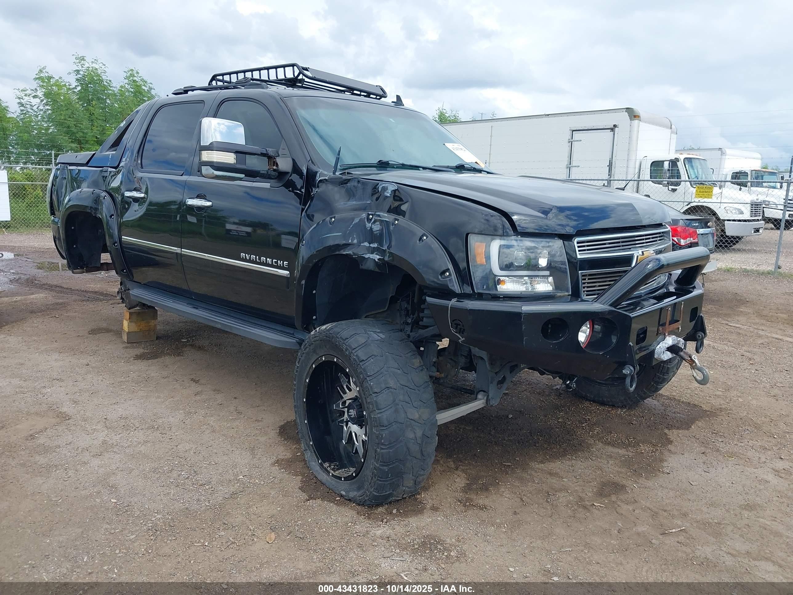 2012 Chevrolet Avalanche LTZ, VIN 3GNTKGE71CG133248 — Бок