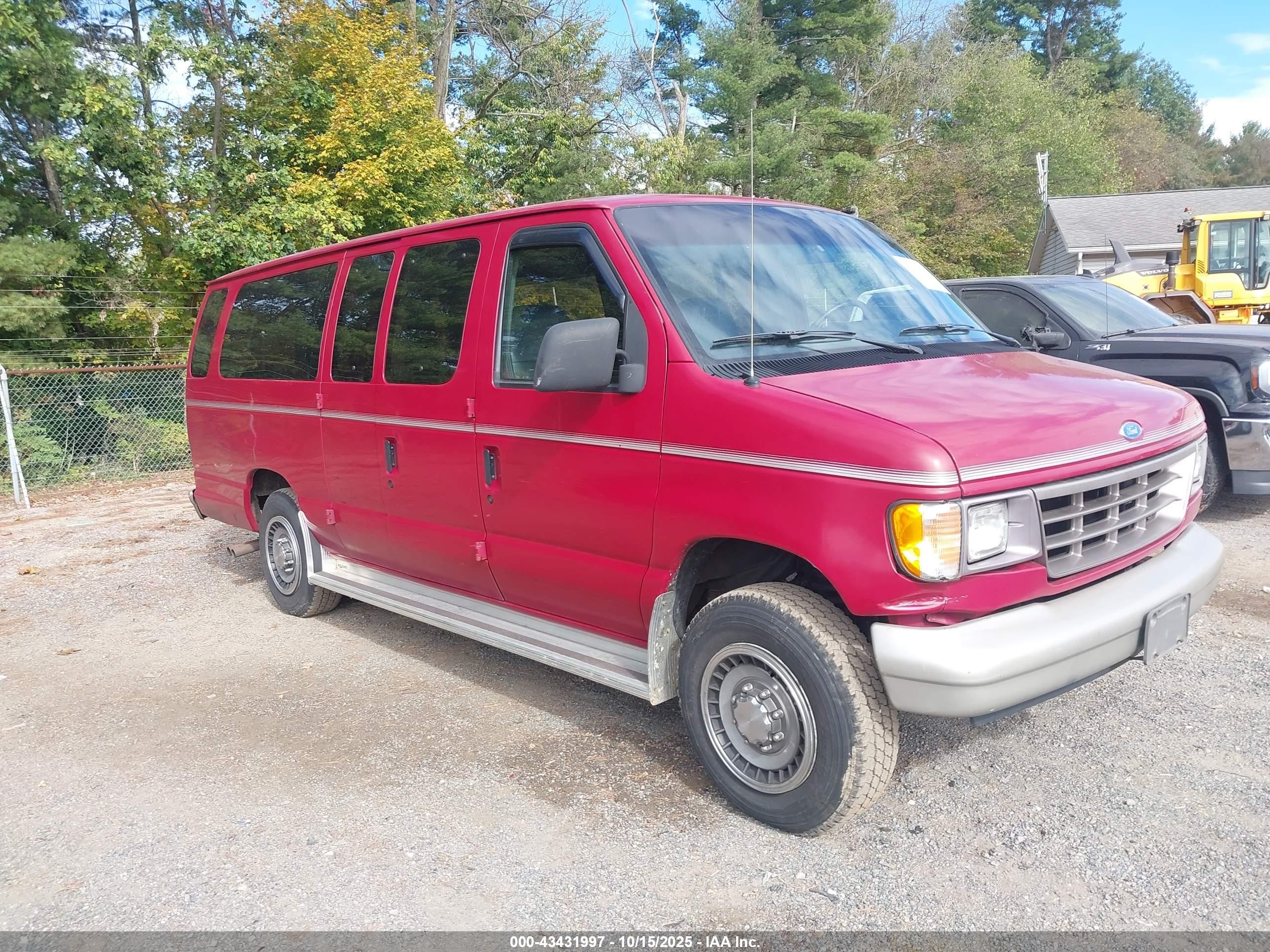 1992 Ford Econoline Wagon XL, VIN 1FBJS31H1NHA69751 — Front end