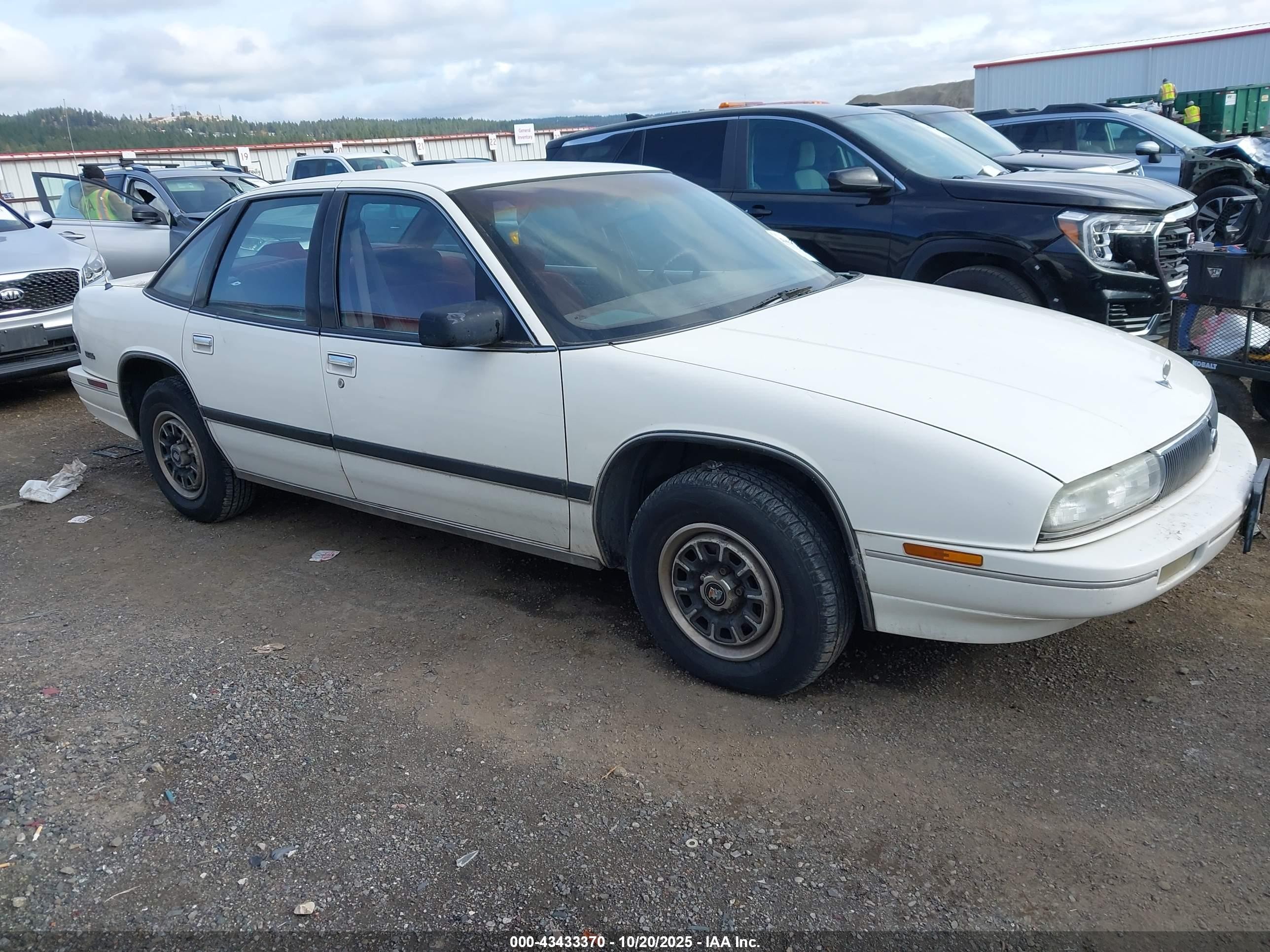 1992 Buick Regal, VIN 2G4WB54T8N1502574 — Side