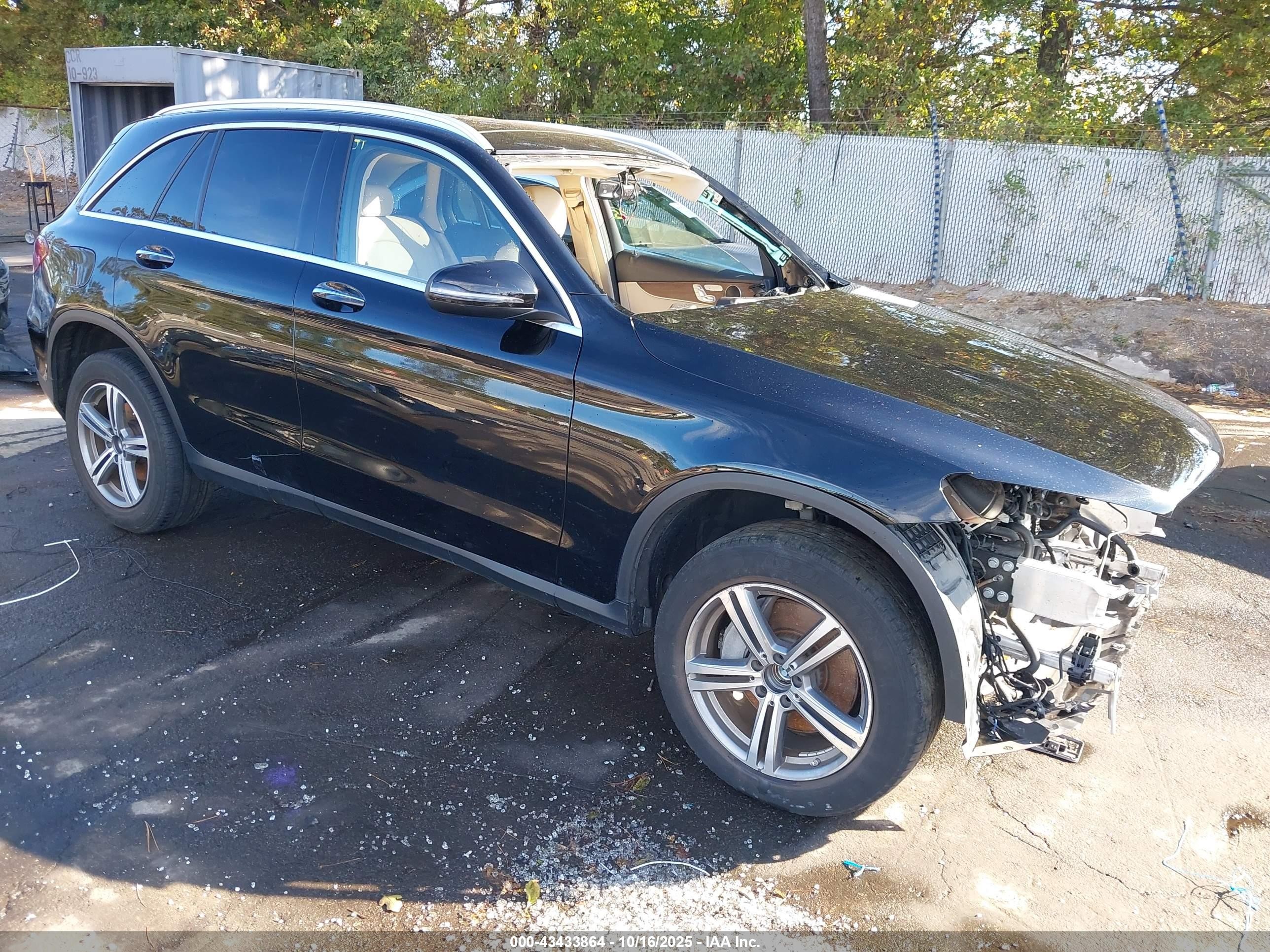 2022 Mercedes-Benz GLC 300, VIN W1N0G8EB7NV343783 — Front end