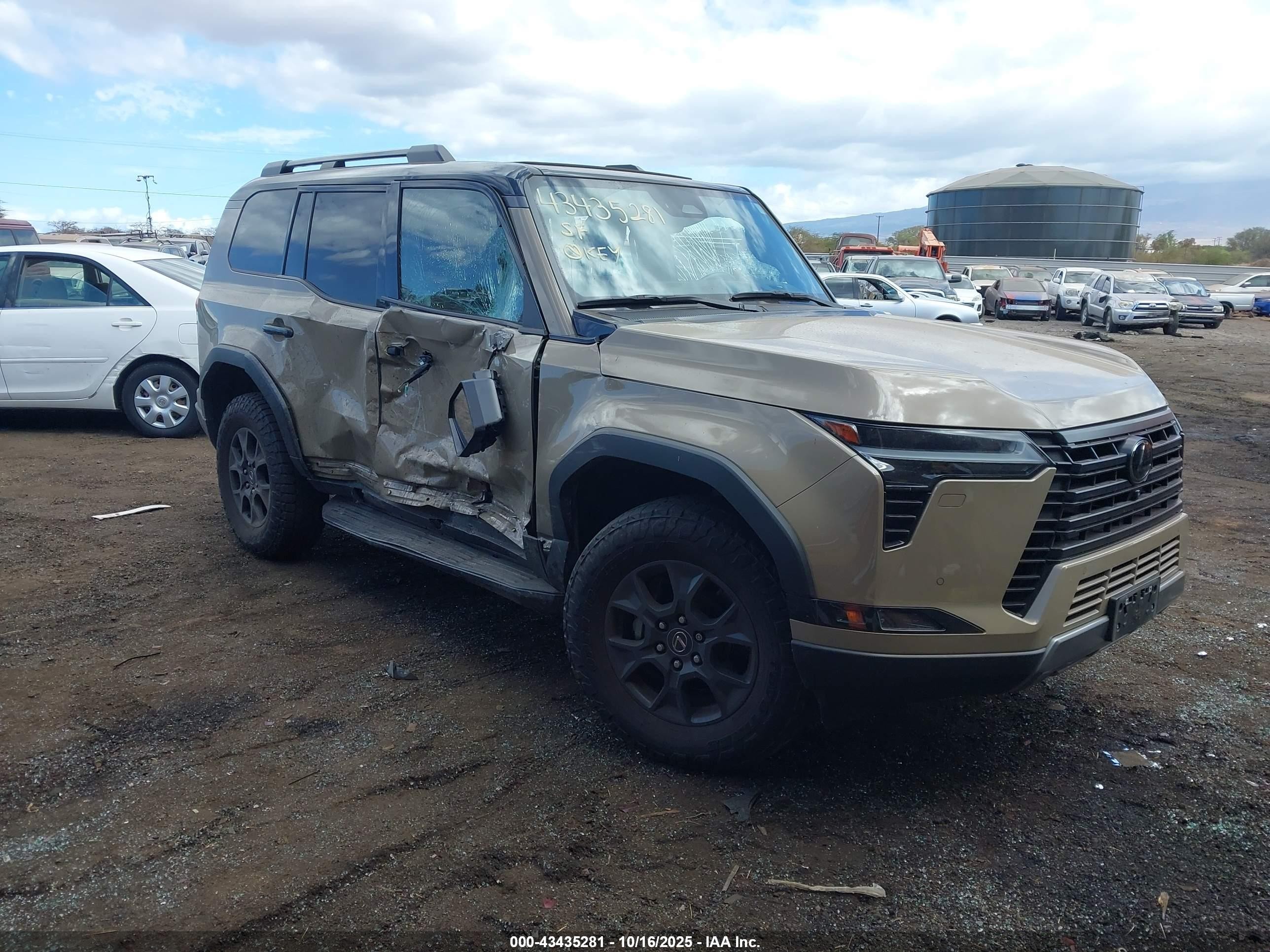 2024 Lexus GX 550 Premium+, VIN JTJTBCDX8R5001636 — Бок