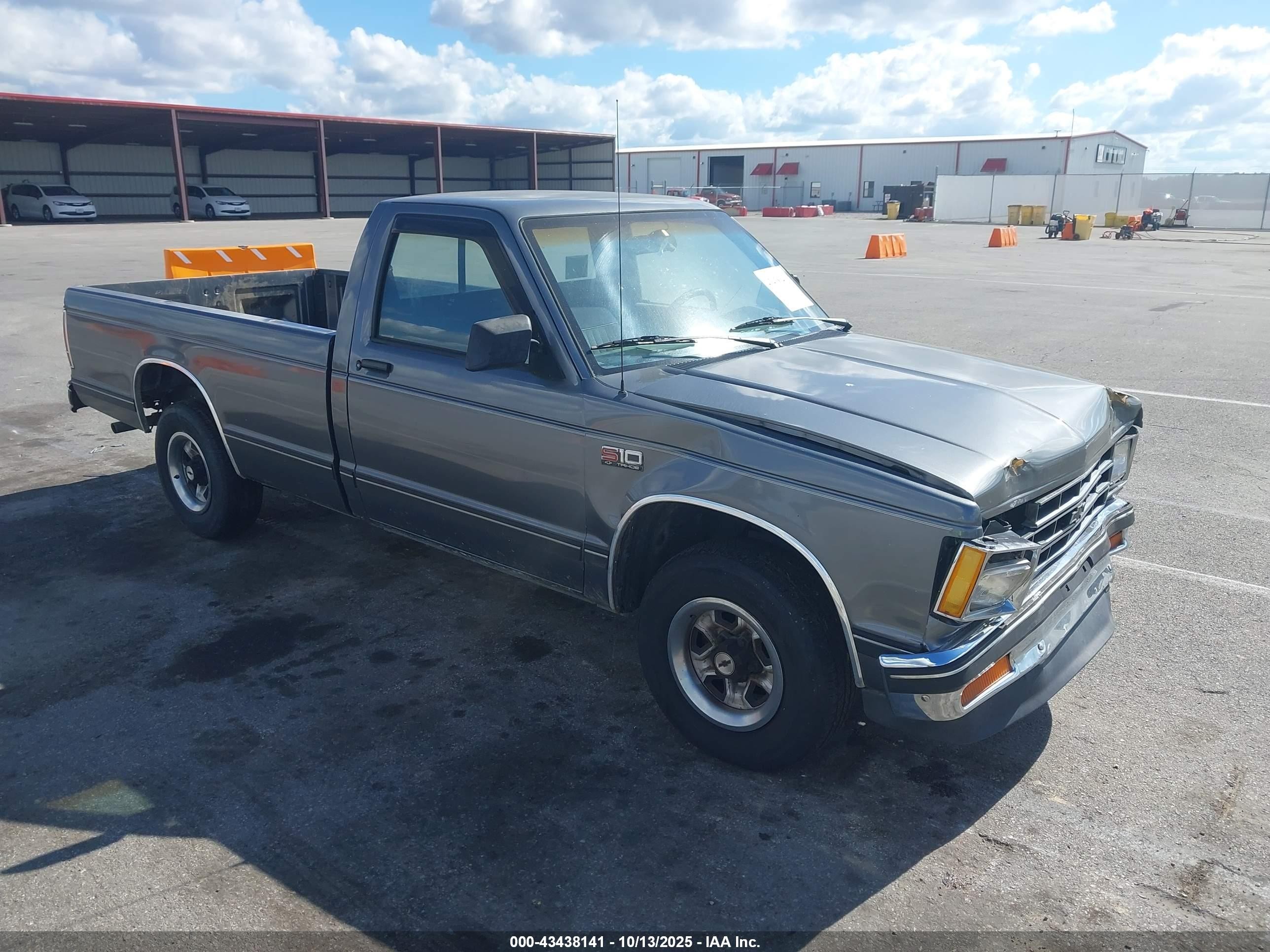 1990 Chevrolet S-10, VIN 1GCCS14Z8L2109143 — Front end