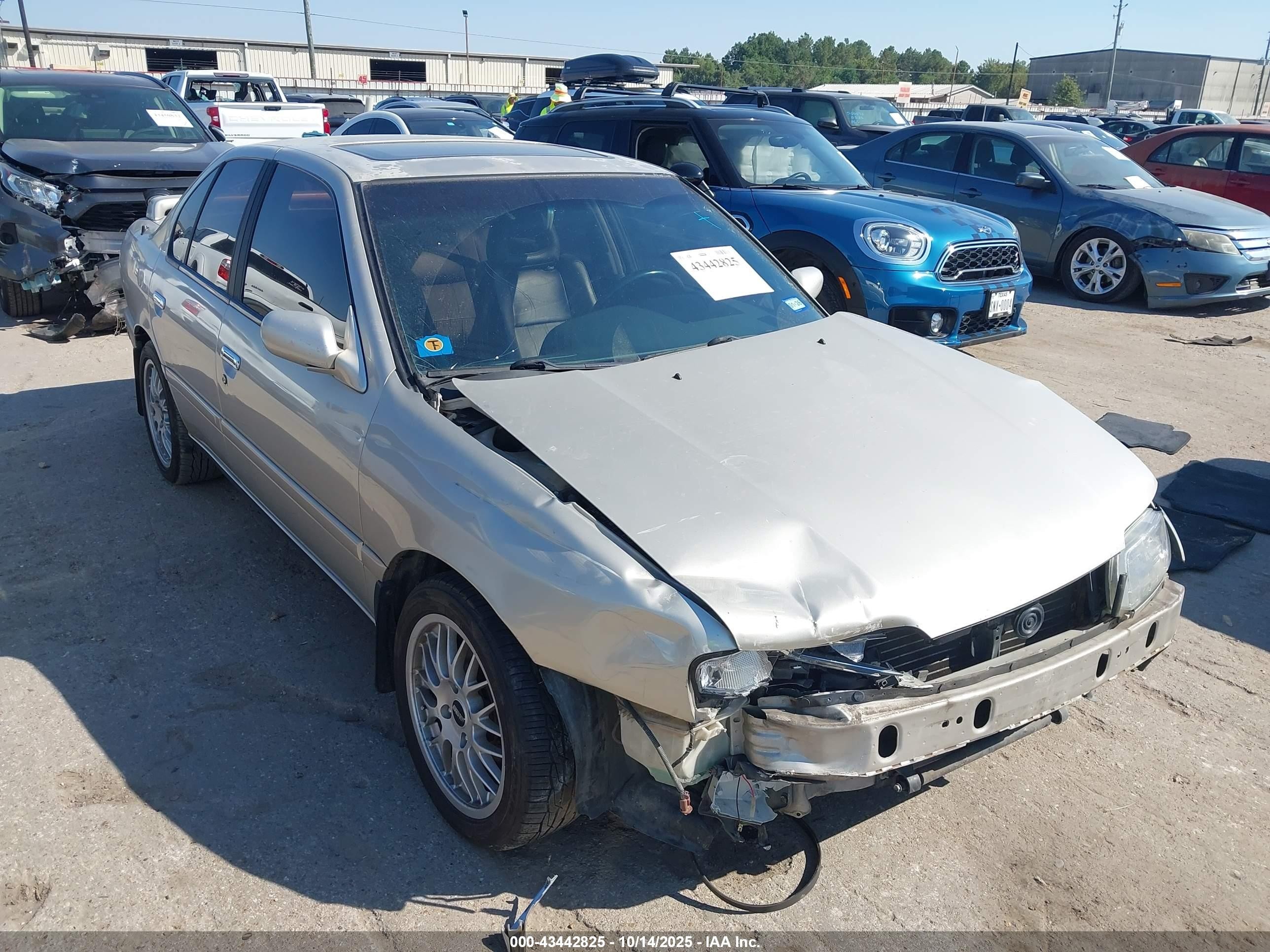 1995 Infiniti G20, VIN JNKCP01D2ST518573 — Front end