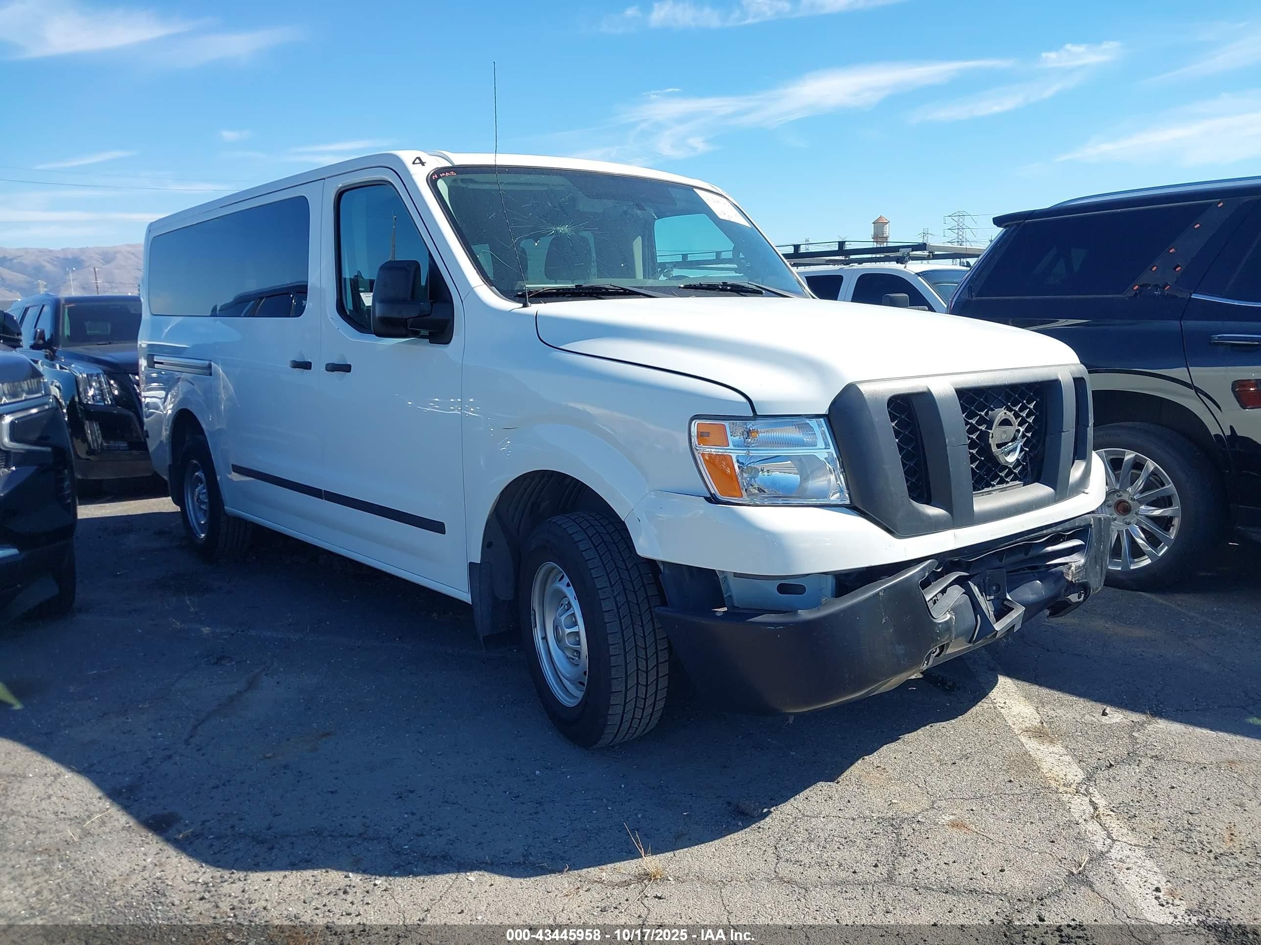 2014 Nissan NV S, VIN 5BZBF0AA5EN161100 — Перед
