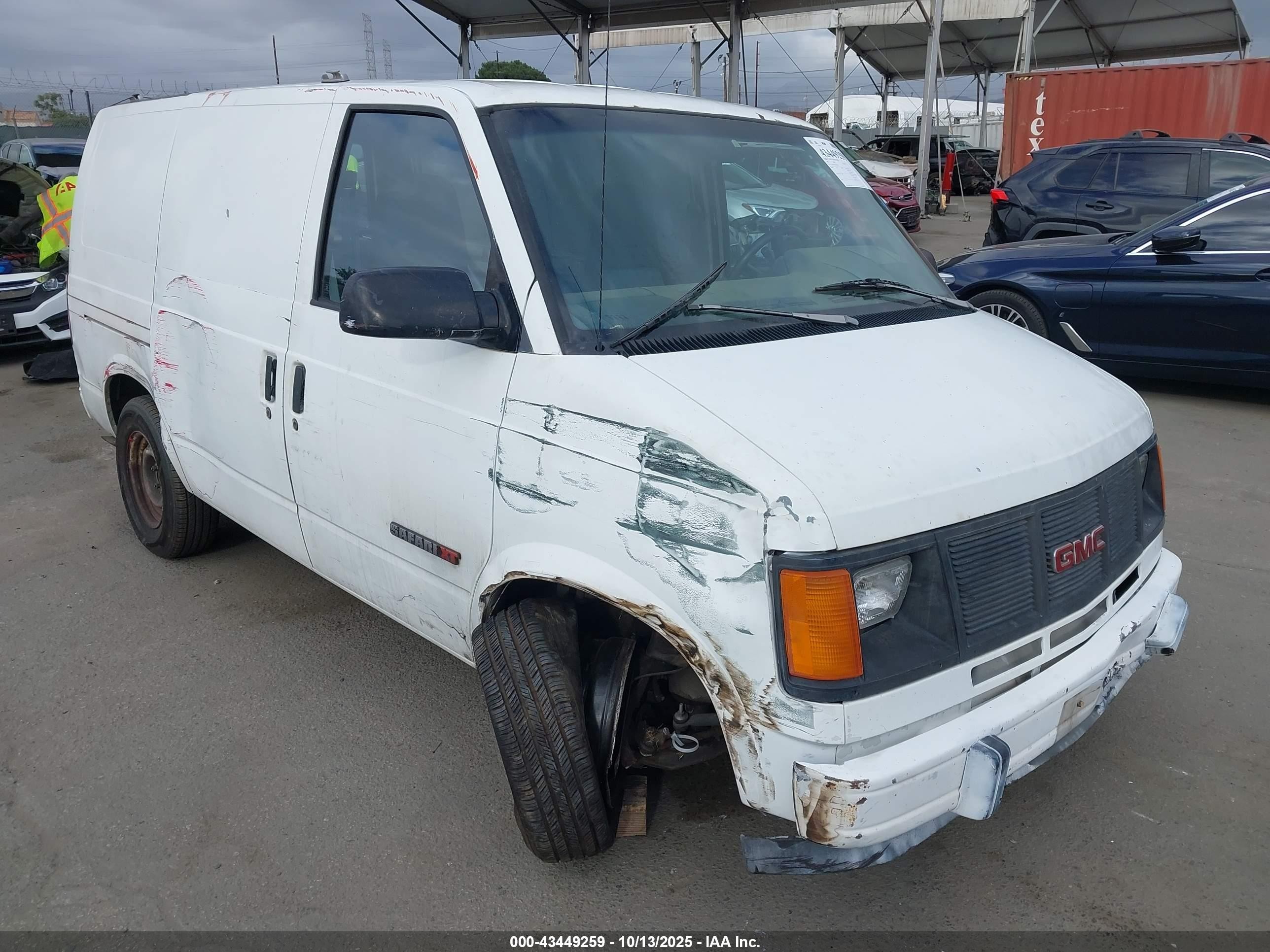 1993 GMC Safari, VIN 1GTDM19Z7PB526072 — Front end