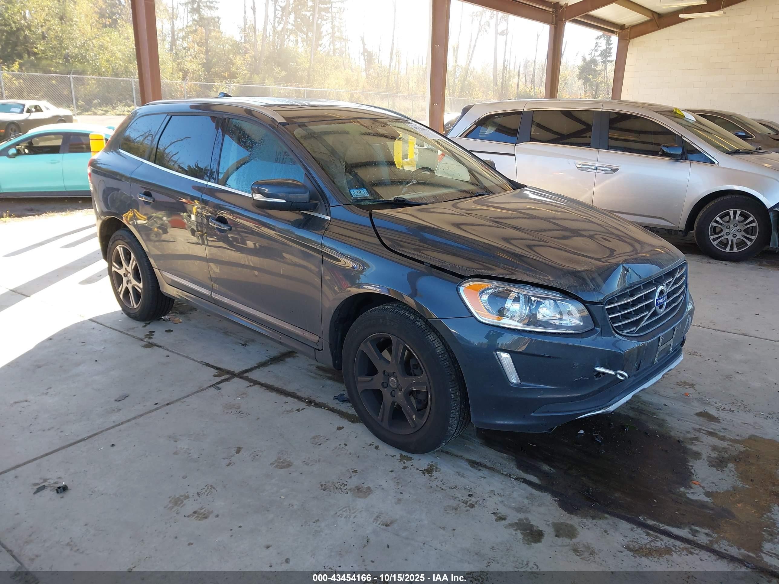 2015 Volvo XC60 T6, VIN YV4902RK5F2720055 — Front end