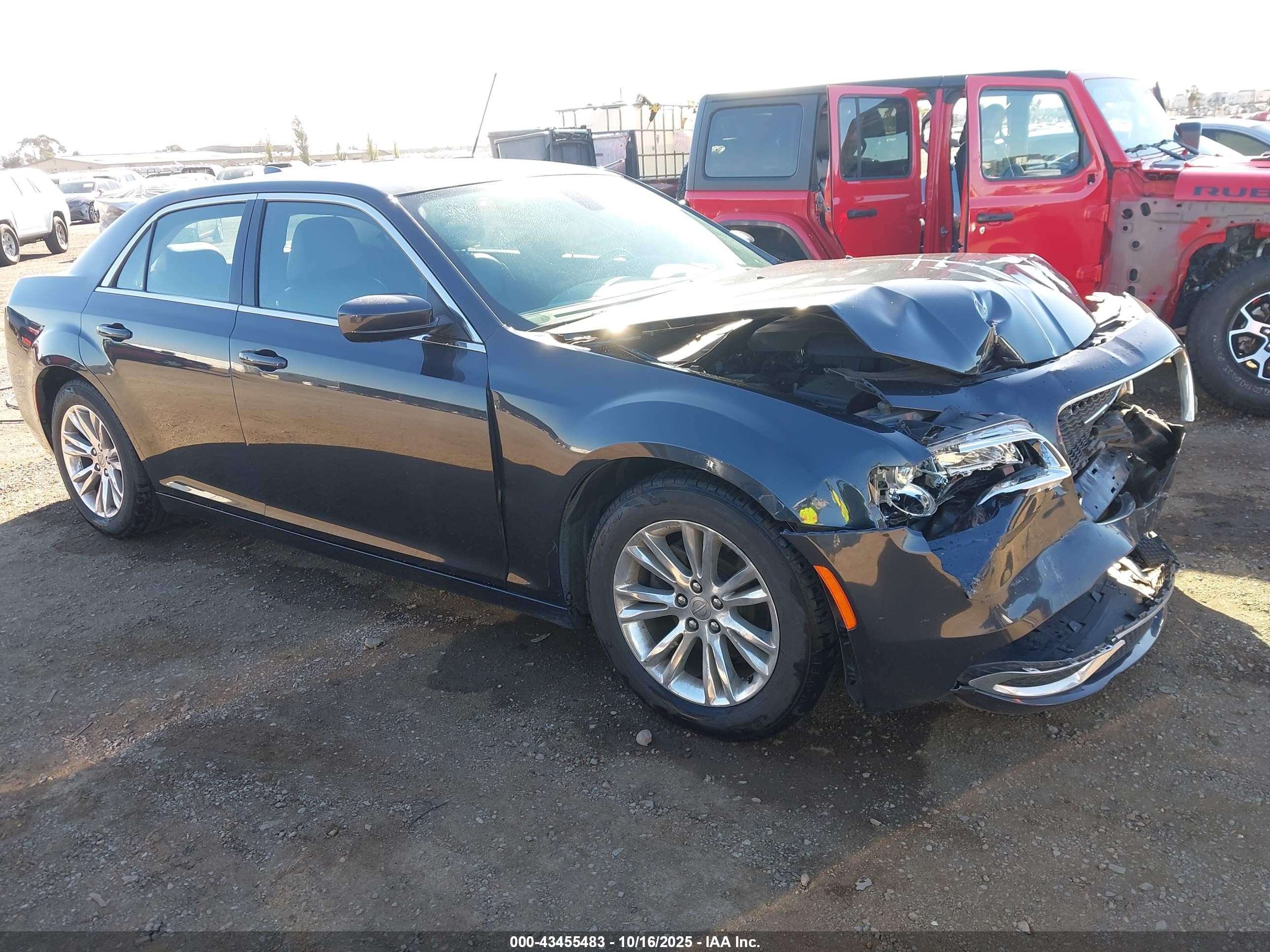 2019 Chrysler 300 Touring, VIN 2C3CCAAG9KH616997 — Перед