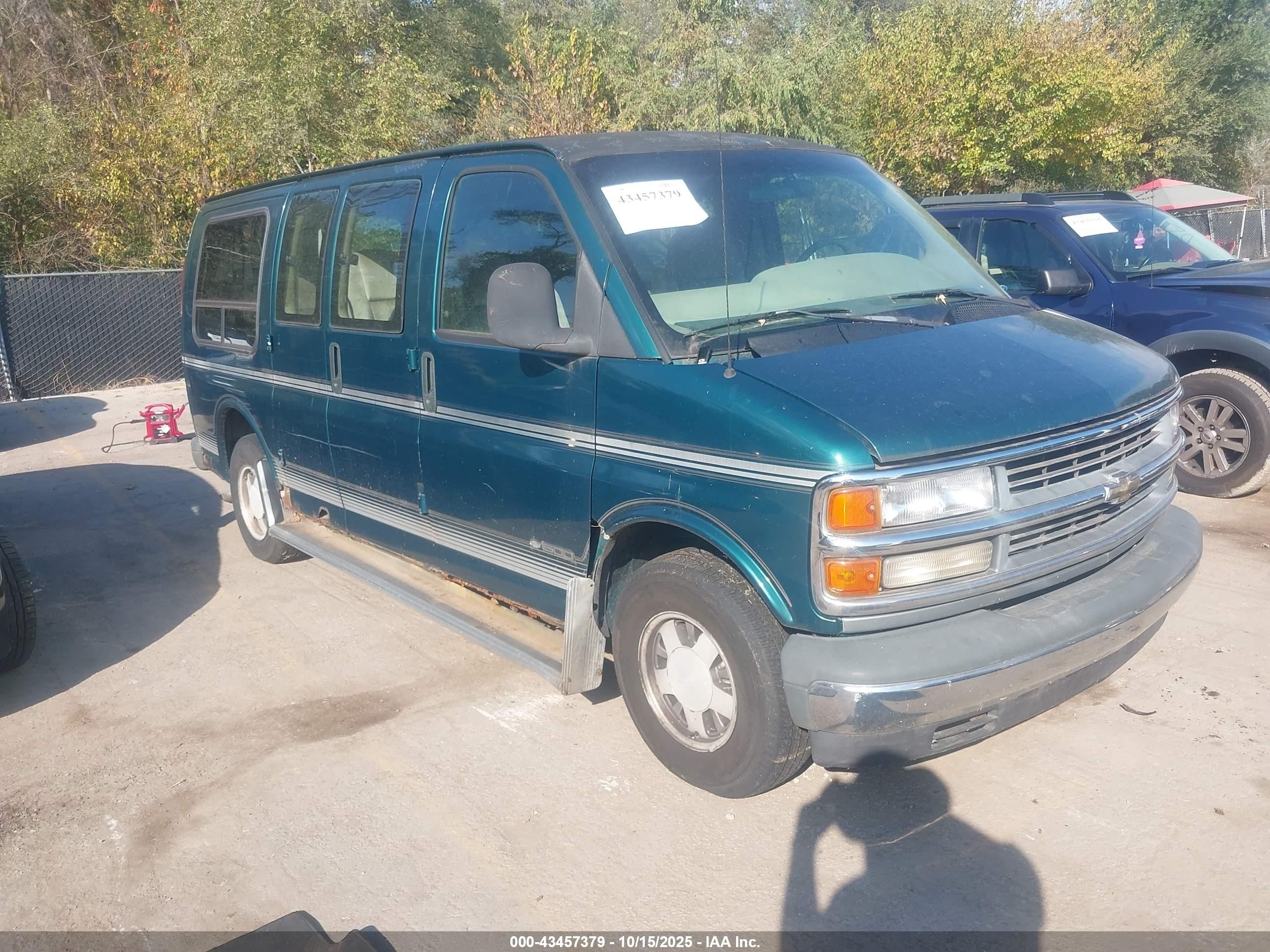 2000 Chevrolet Express, VIN 1GBFG15W2Y1257776 — Side