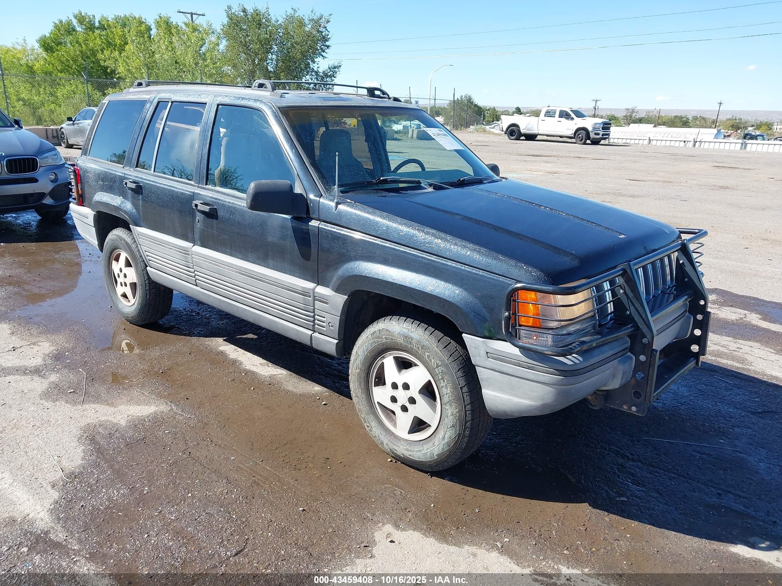 1993 Jeep Grand Cherokee Laredo, VIN 1J4GZ58S6PC540589 — Front end