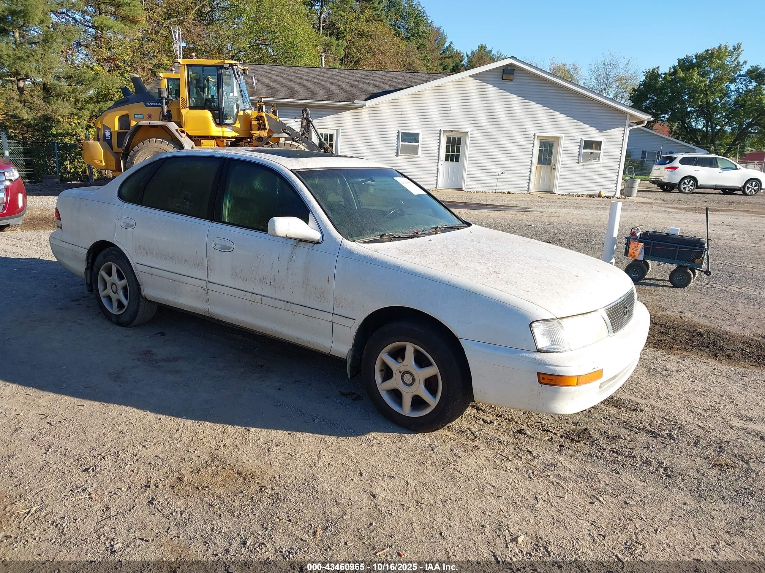 1997 Toyota Avalon XL, VIN 4T1BF12B3VU156024 — Side