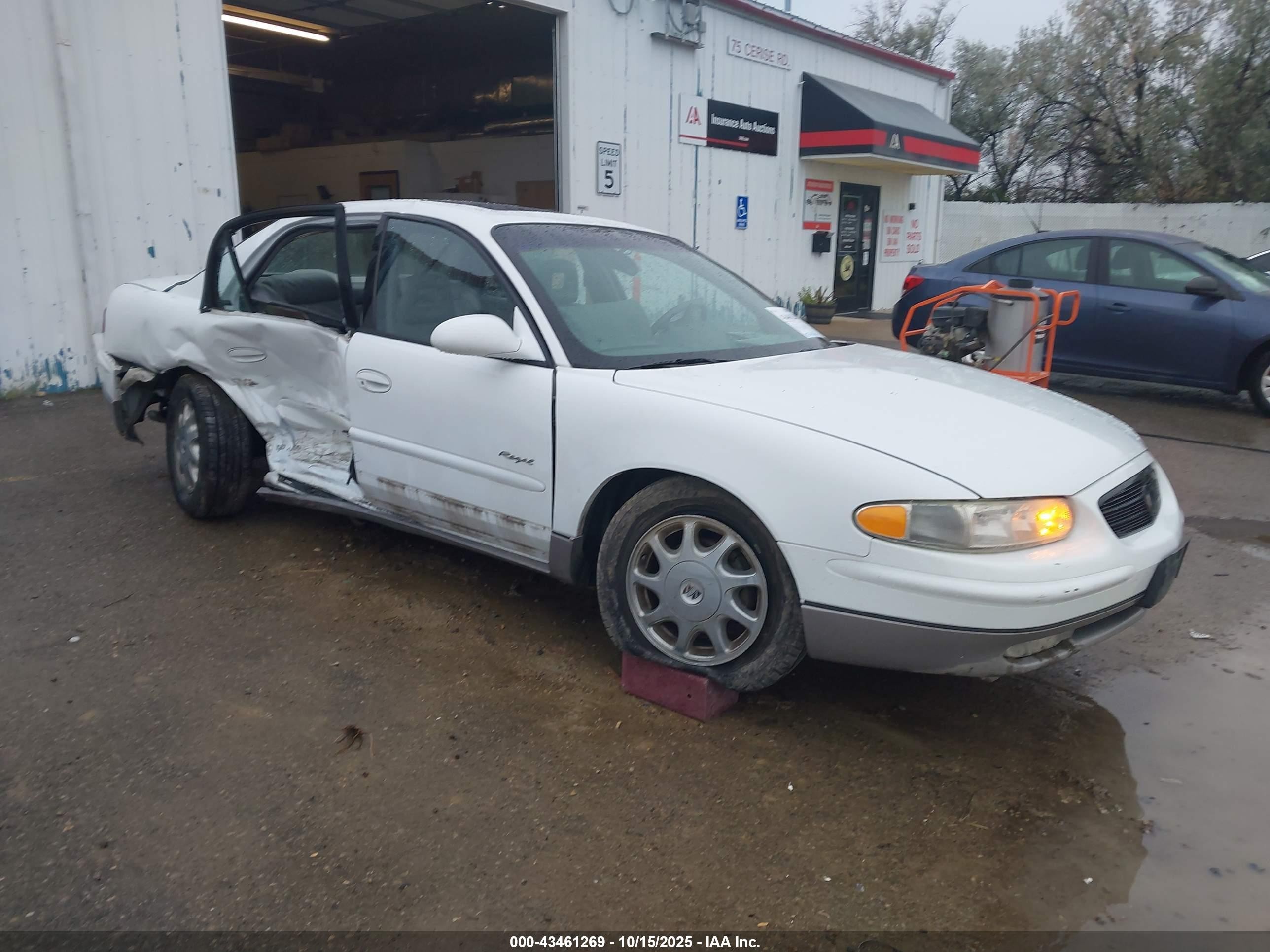 1998 Buick Regal GS, VIN 2G4WF5214W1578865 — Бок