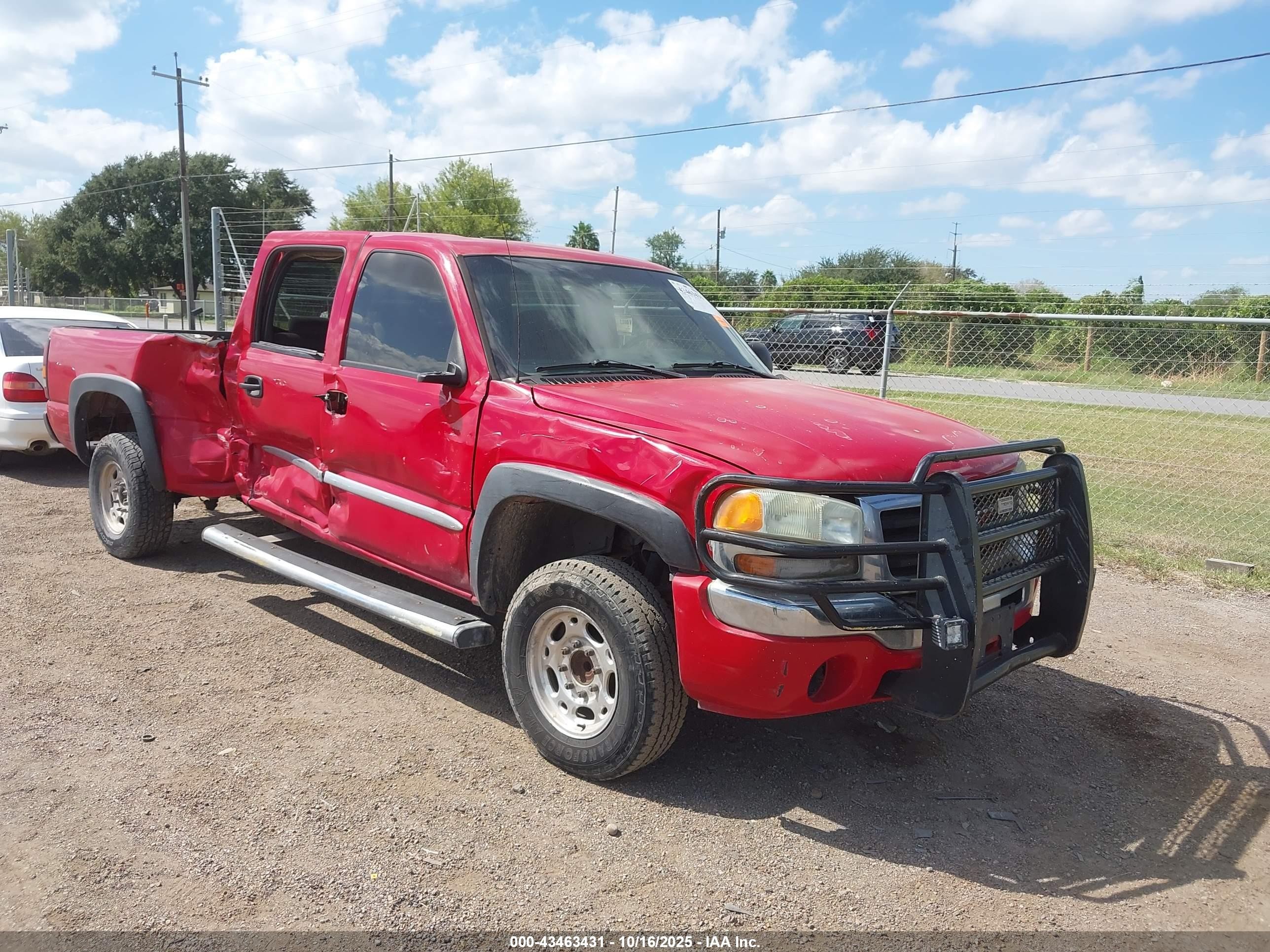 2005 GMC Sierra 1500HD Classic SLE1, VIN 1GTGC13UX5F824411 — Side