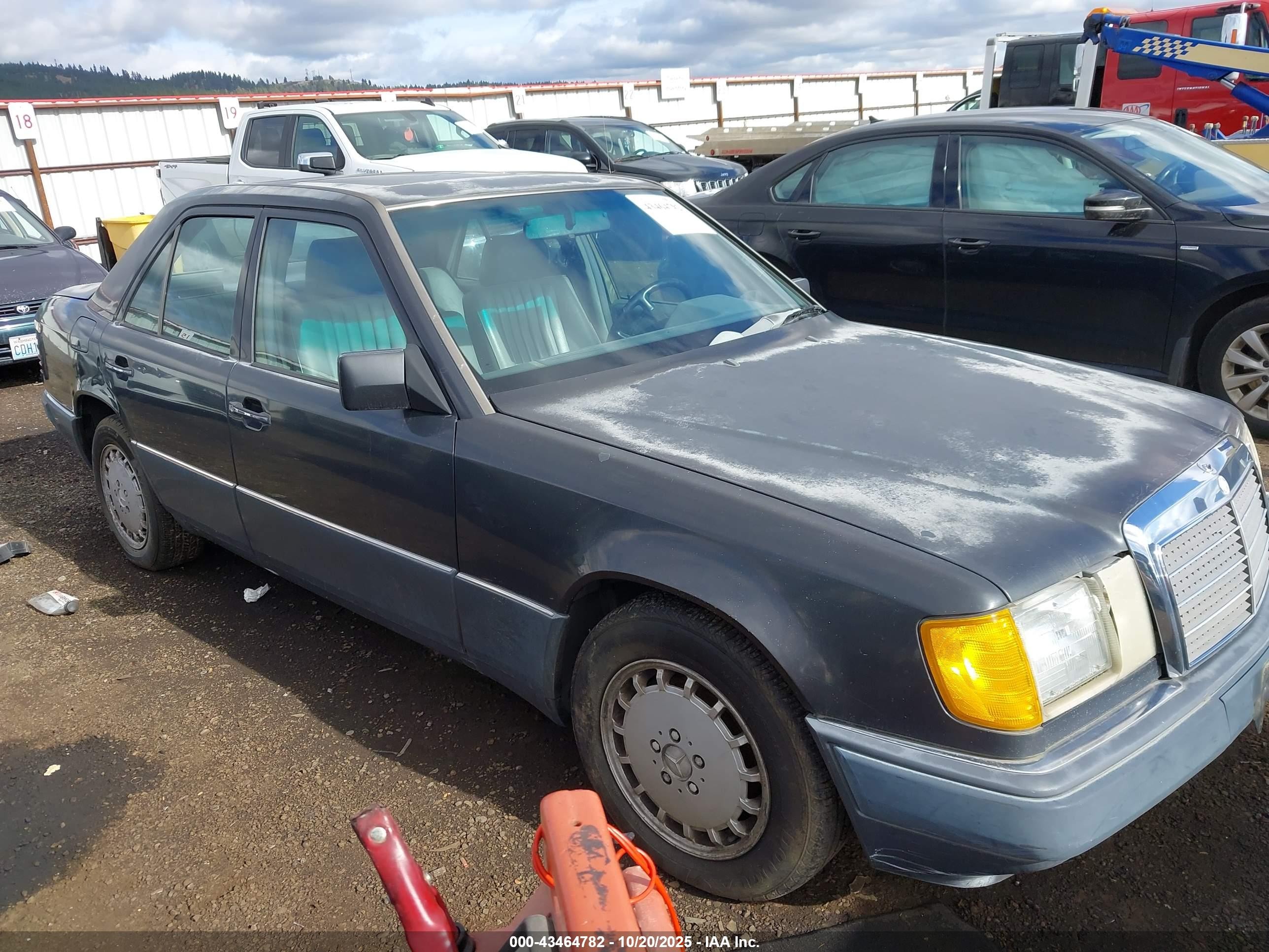 1990 Mercedes-Benz 260, VIN WDBEA26D1LB269317 — Front end