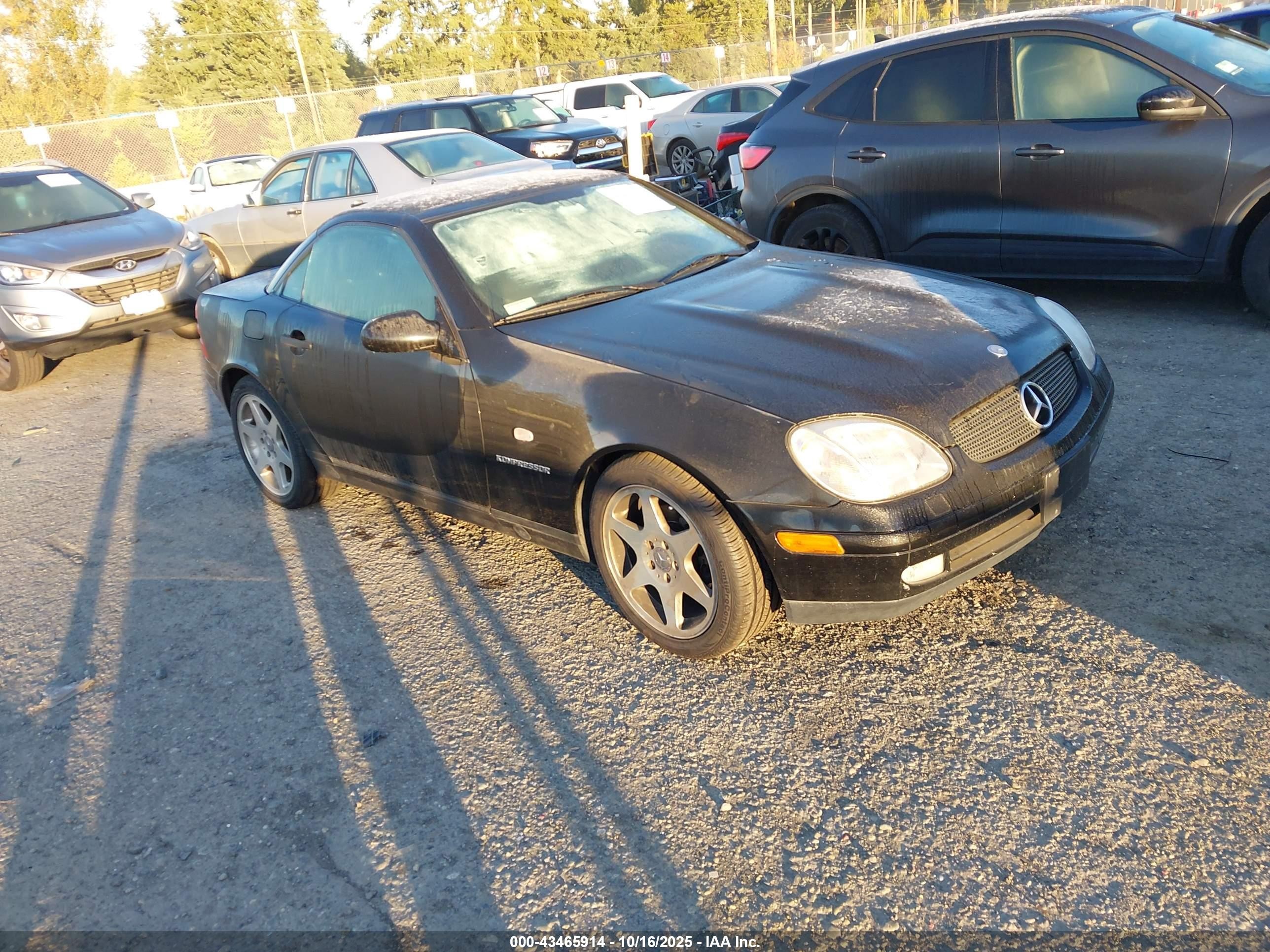2000 Mercedes-Benz SLK 230 Kompressor, VIN WDBKK47F2YF169397 — Side