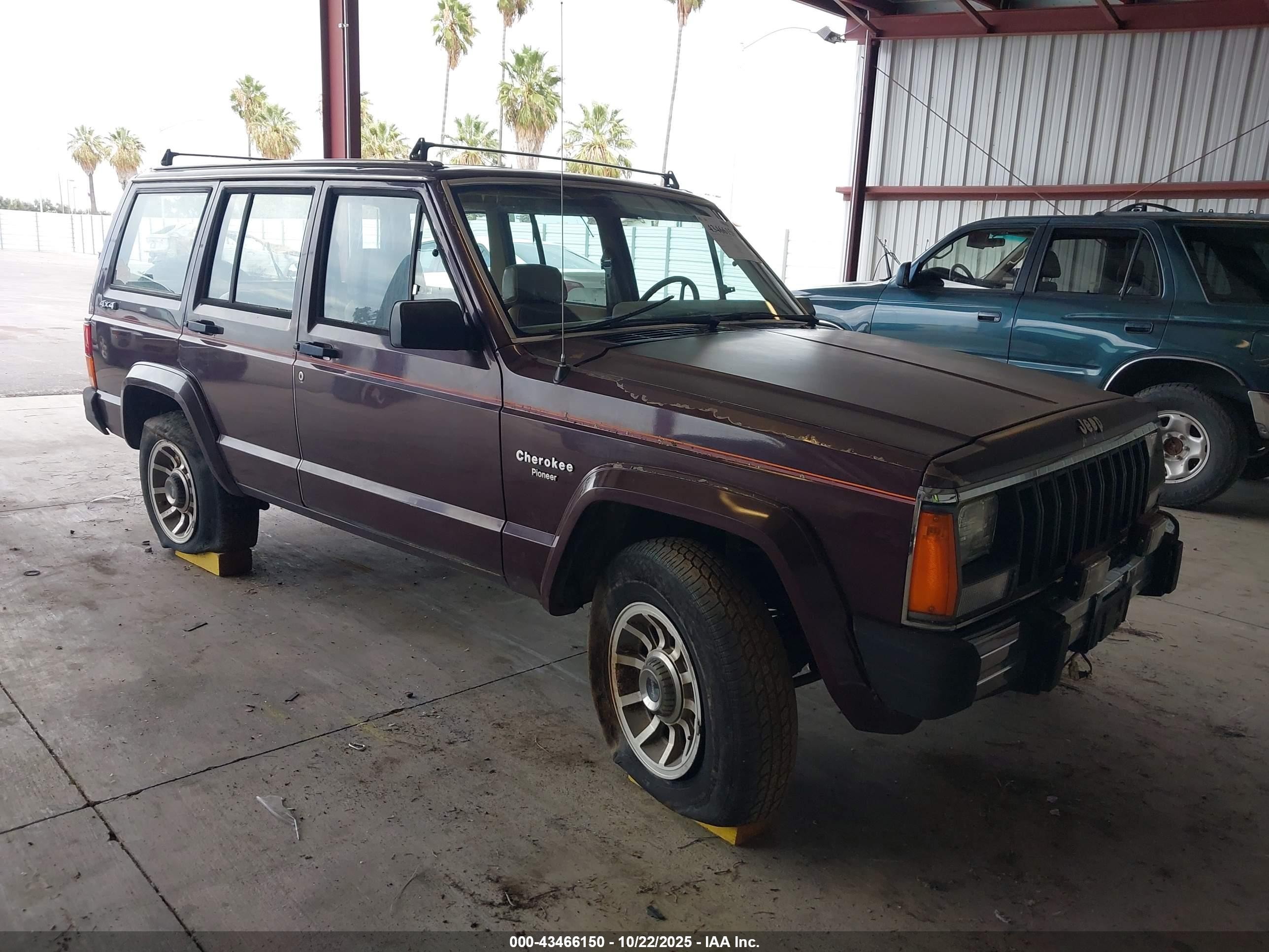 1987 Jeep Cherokee, VIN 1JCML7825HT021216 — Side