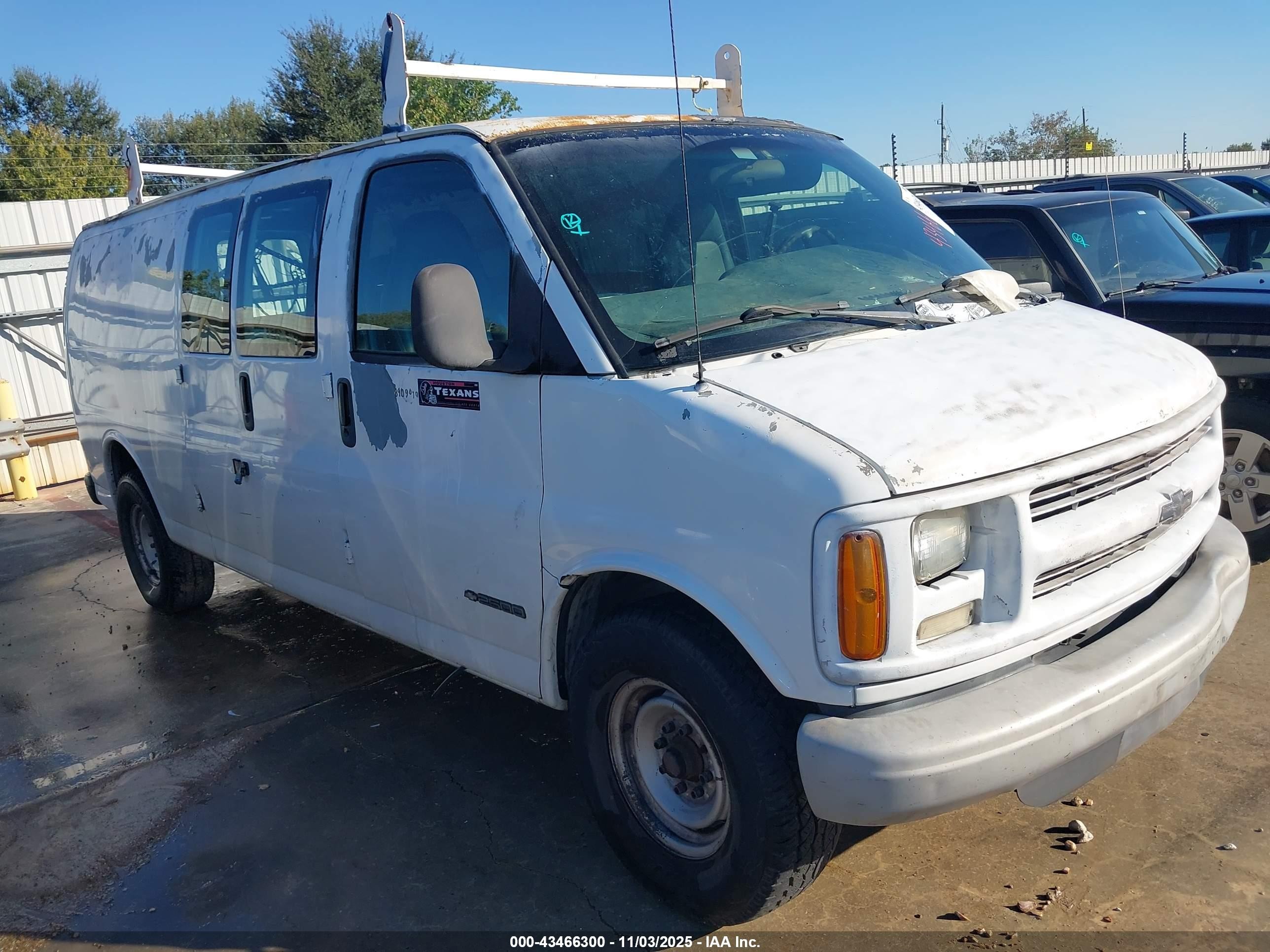 2000 Chevrolet Express, VIN 1GCGG29R4Y1278025 — Front end