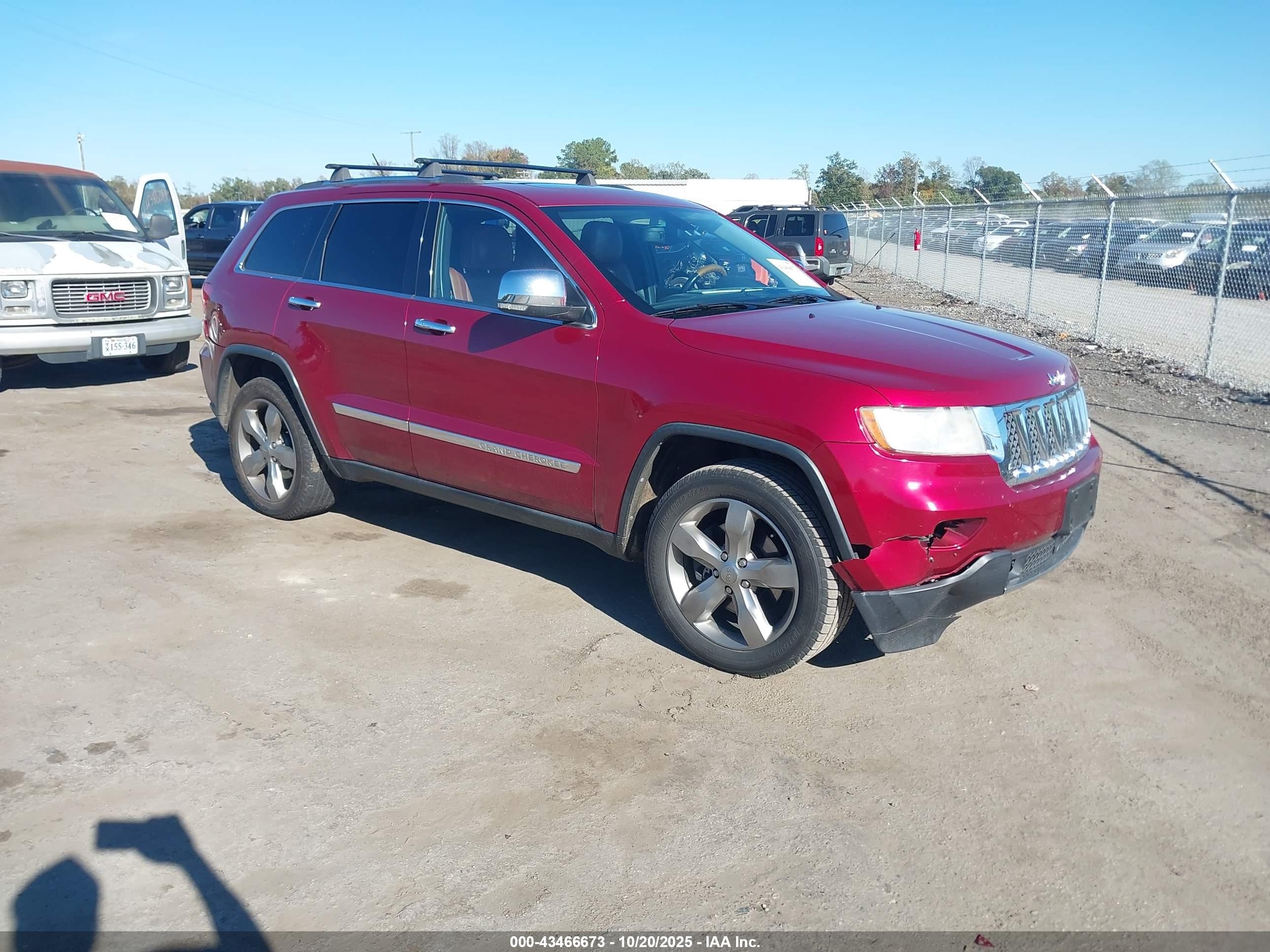 2013 Jeep Grand Cherokee Overland, VIN 1C4RJFCTXDC525357 — Front end