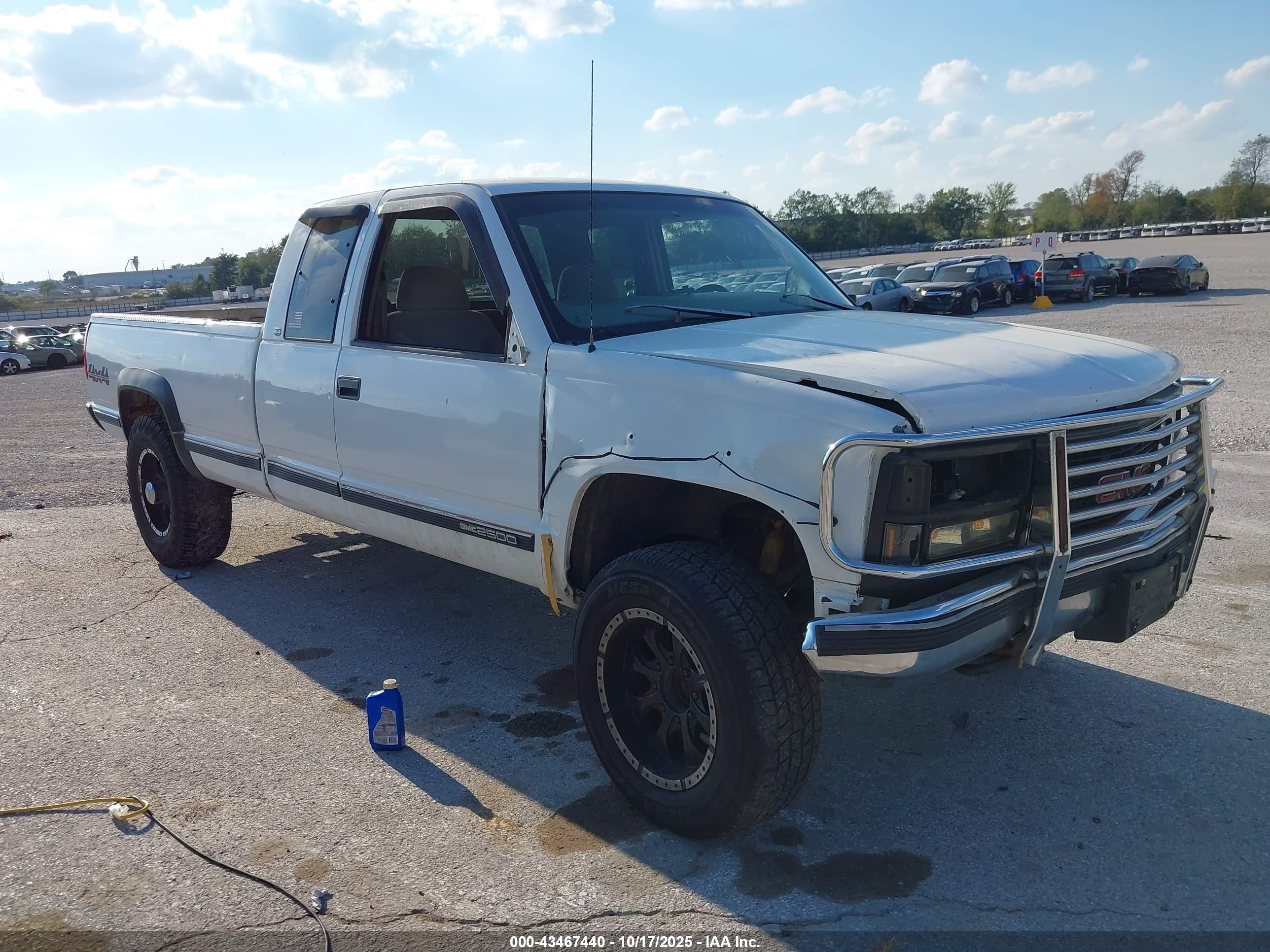 1998 GMC Sierra 2500, VIN 1GTGK29R8WE559555 — Front end