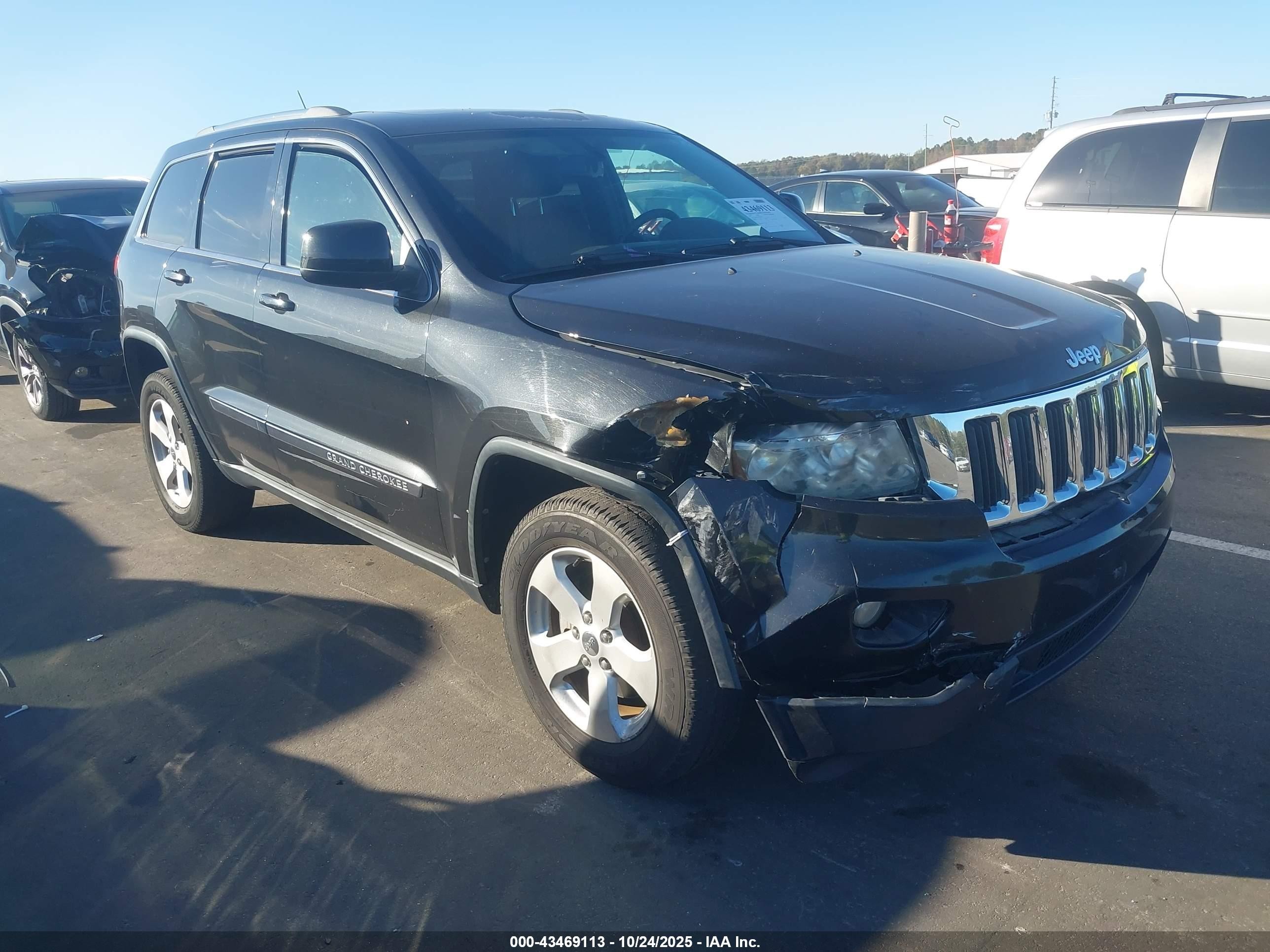 2013 Jeep Grand Cherokee Laredo Trailhawk, VIN 1C4RJFAG7DC507128 — Front end
