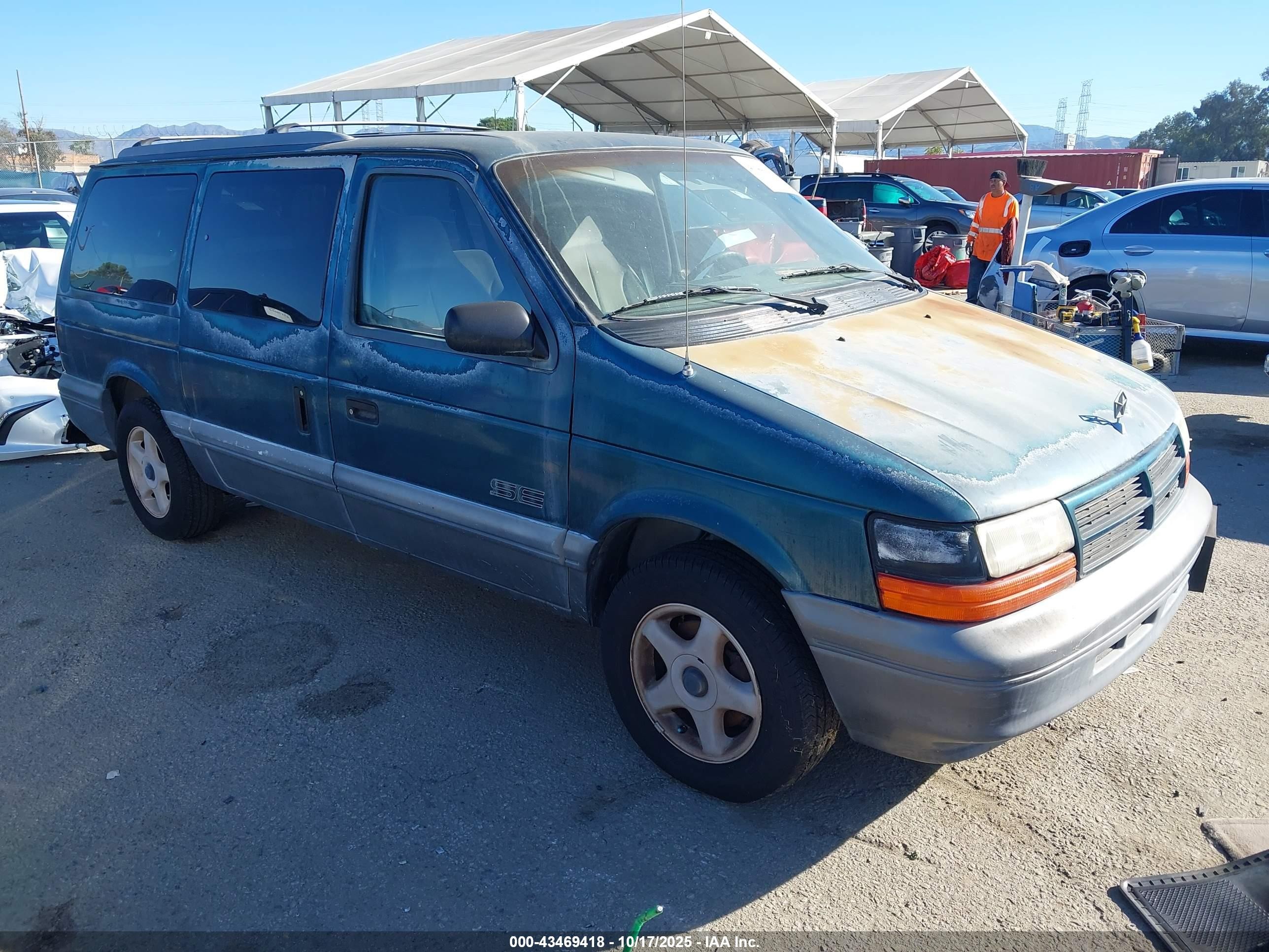 1995 Dodge Caravan Grand SE, VIN 1B4GH44RXSX508863 — Normal wear