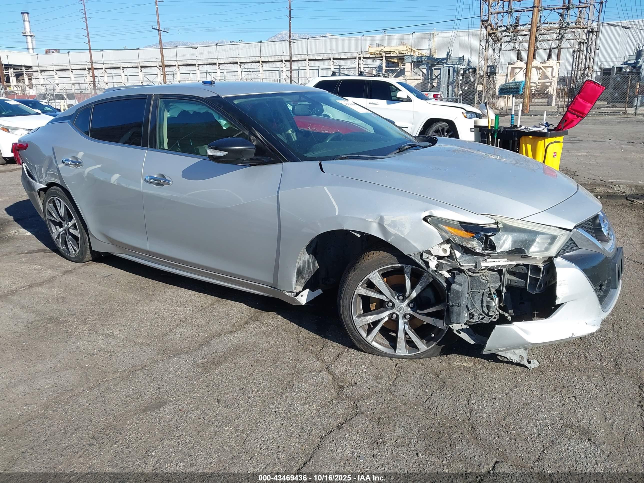 2017 Nissan Maxima Platinum, VIN 1N4AA6AP2HC378465 — Бок