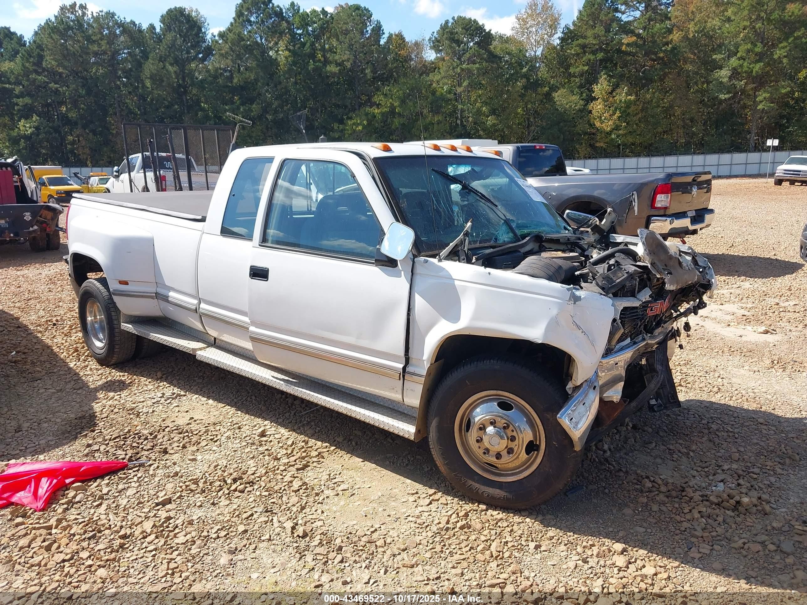 1992 Chevrolet Silverado 3500, VIN 2GCHC39NXN1168234 — Перед