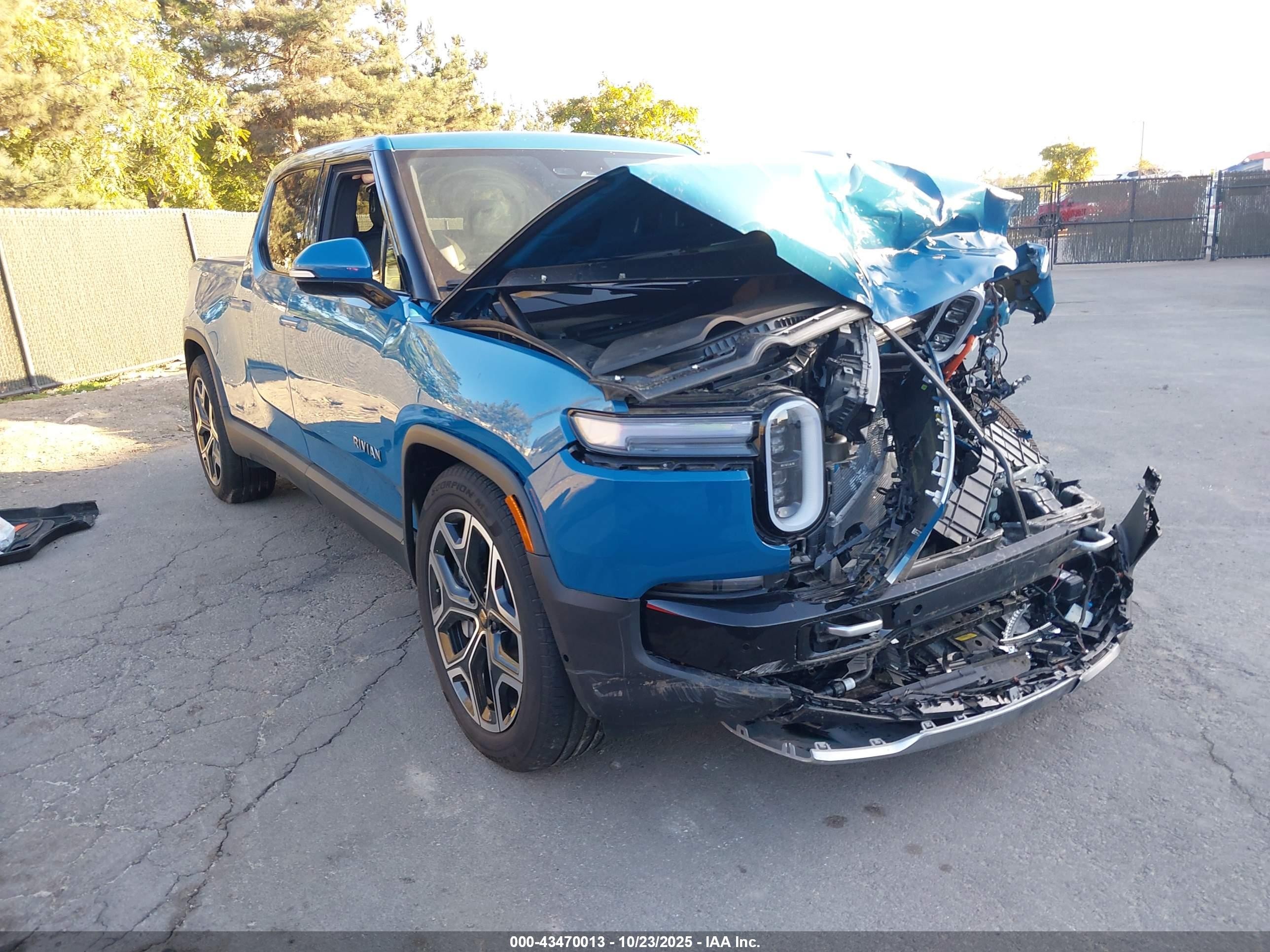 2025 Rivian R1T Adventure, VIN 7FCTGBAAXSN041411 — Front end
