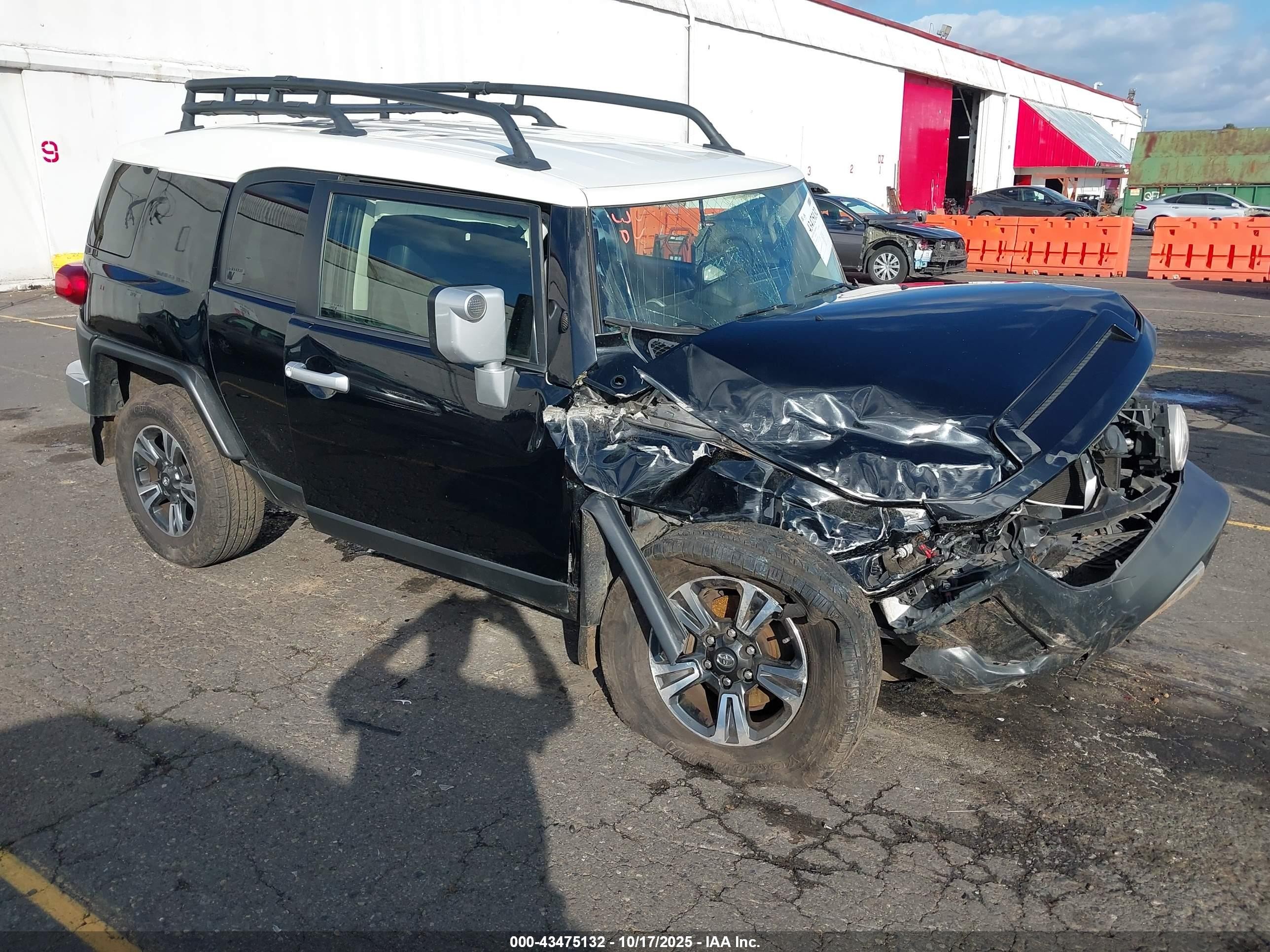2012 Toyota FJ Cruiser, VIN JTEBU4BF5CK146372 — Front end