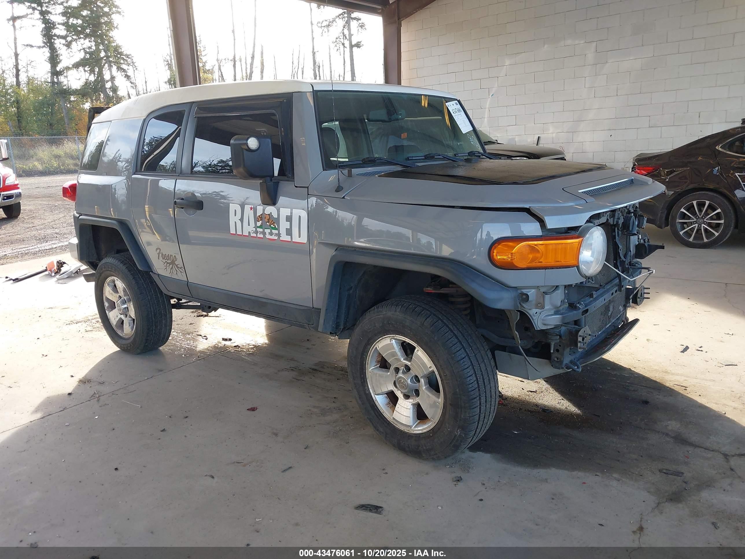 2014 Toyota FJ Cruiser, VIN JTEBU4BF3EK183777 — Front end