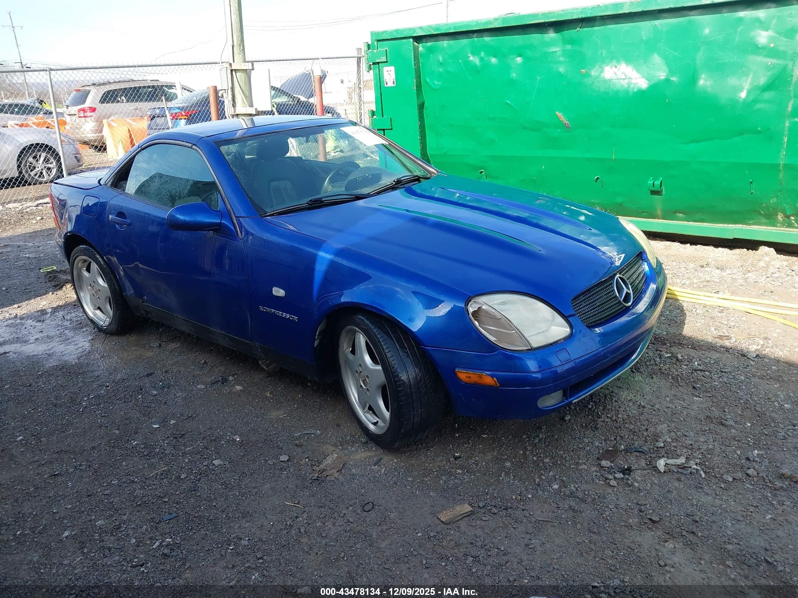 2000 Mercedes-Benz SLK 230 Kompressor, VIN WDBKK47F5YF145935 — Rear end